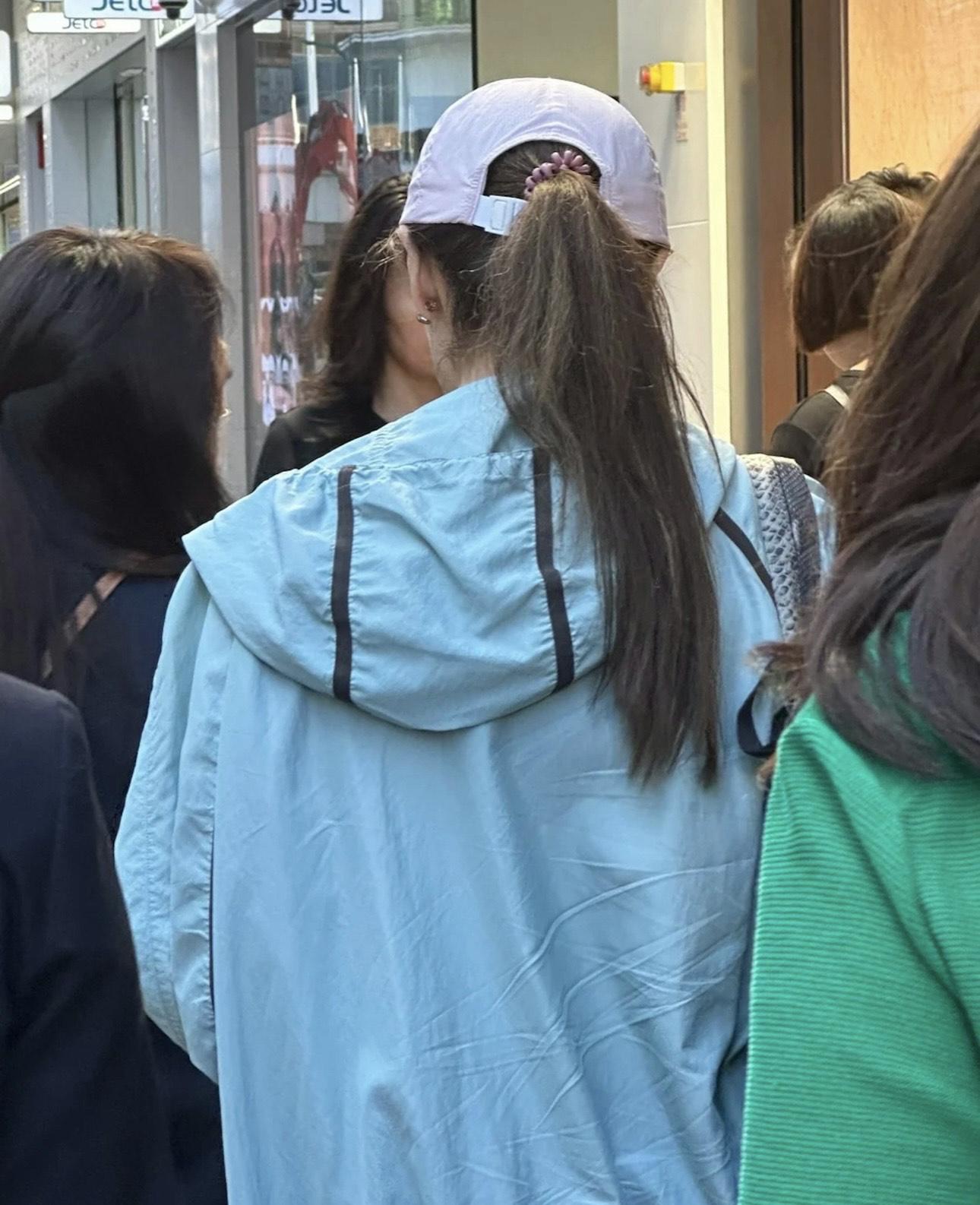 疑似李嘉欣戴上cap帽束起馬尾,外套配瑜珈褲孭住背囊,打扮樸素。