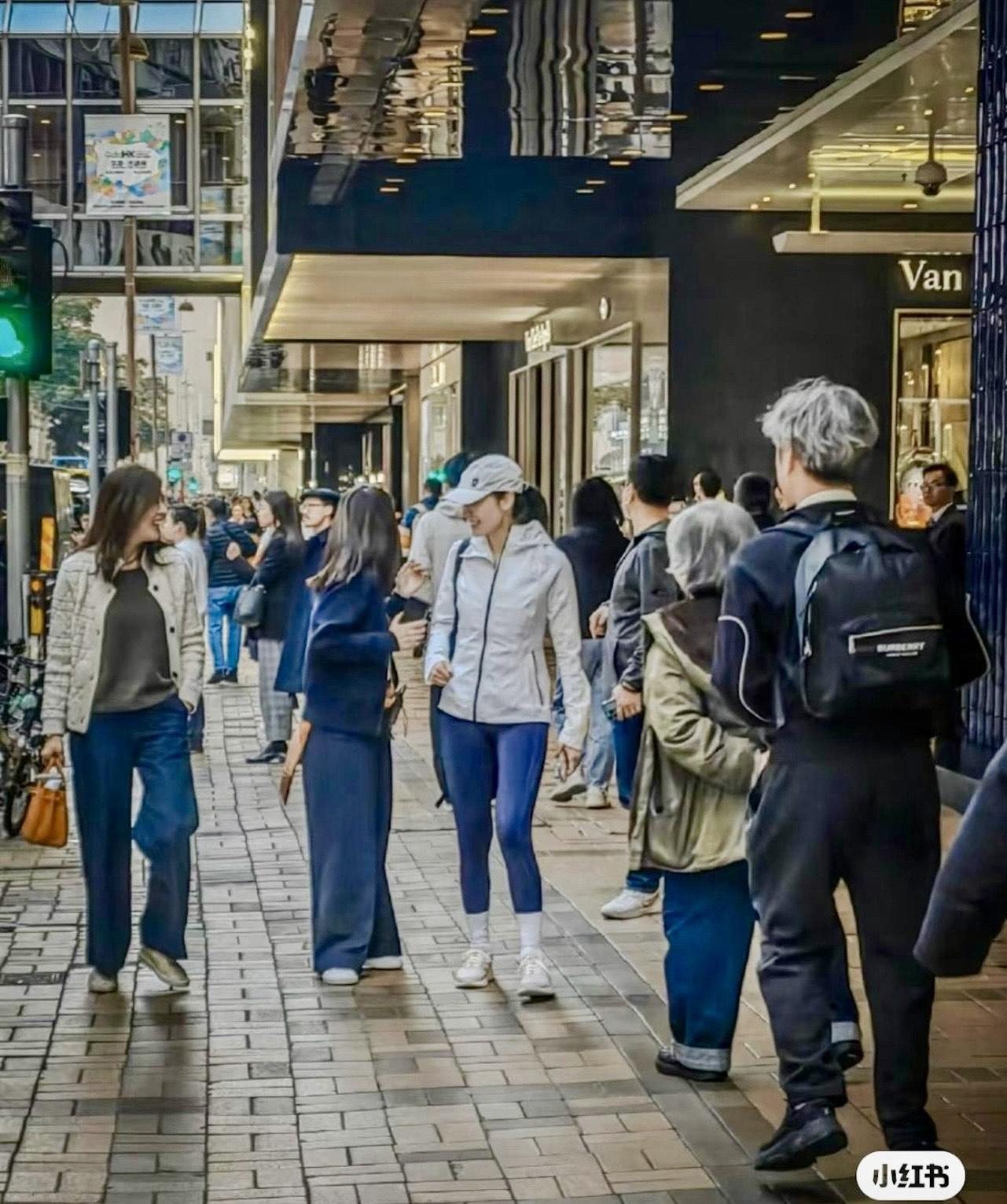 網民貼出早前李嘉欣戴上同款帽子及打扮的照片。