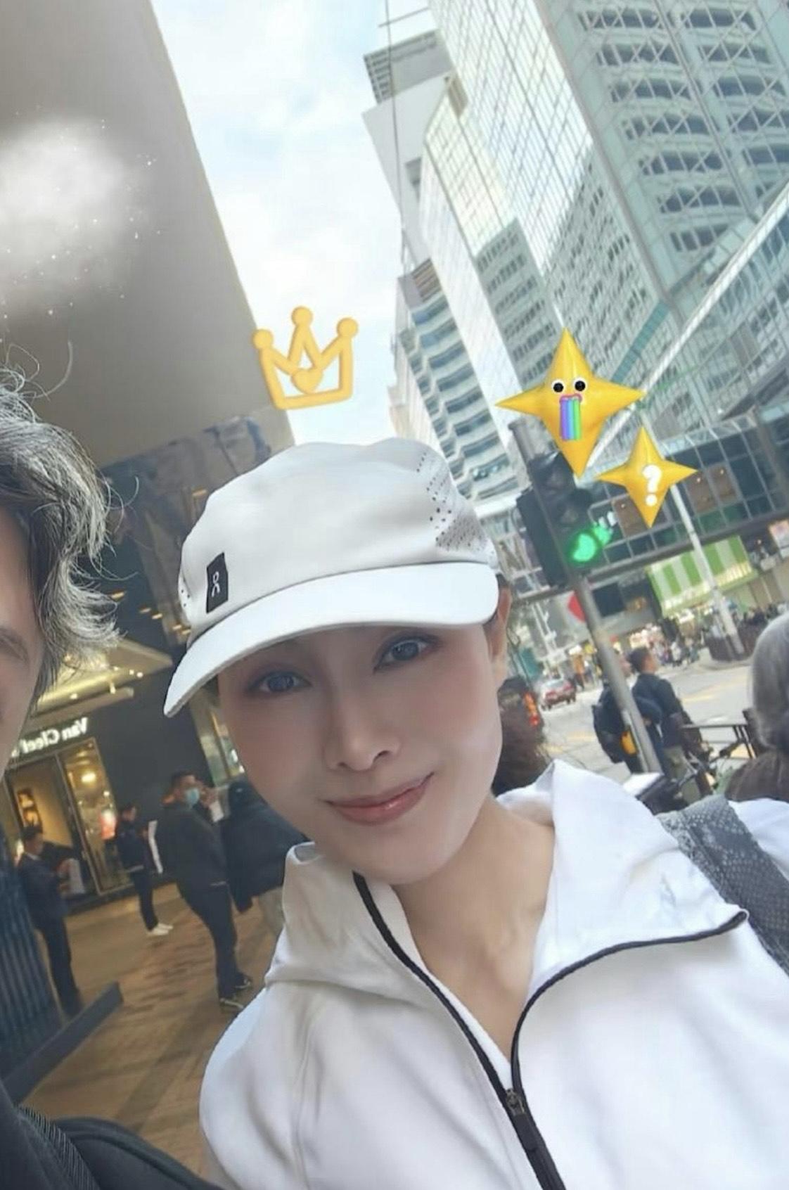 網民貼出早前李嘉欣戴上同款帽子及打扮的照片。