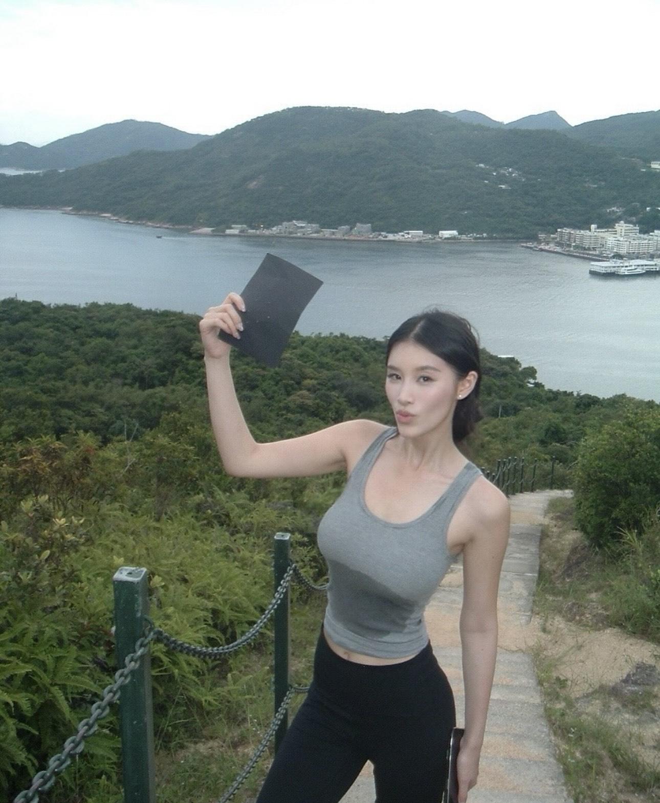 郭珮文胸部底下的位置完全濕透,畫面充滿遐想。