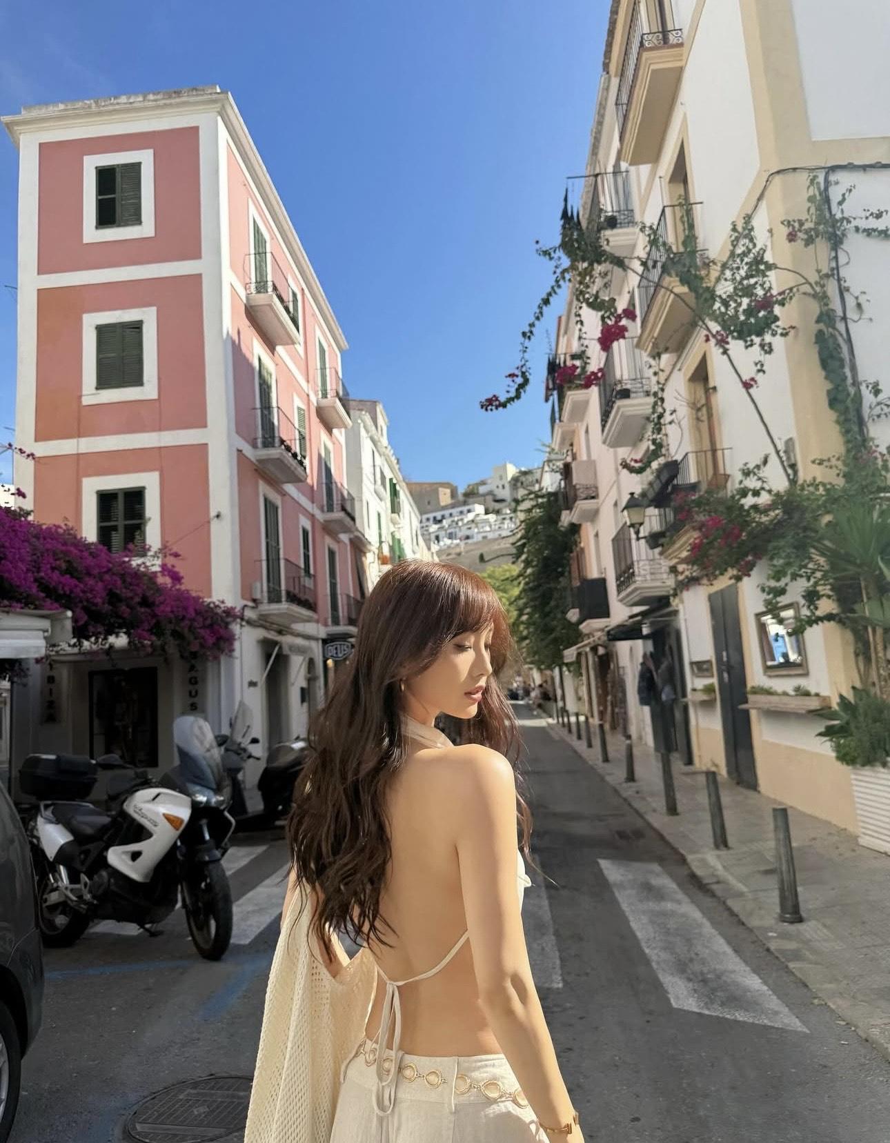 陳靜下身薄薄的長褲,亦盡顯其極翹美臀。