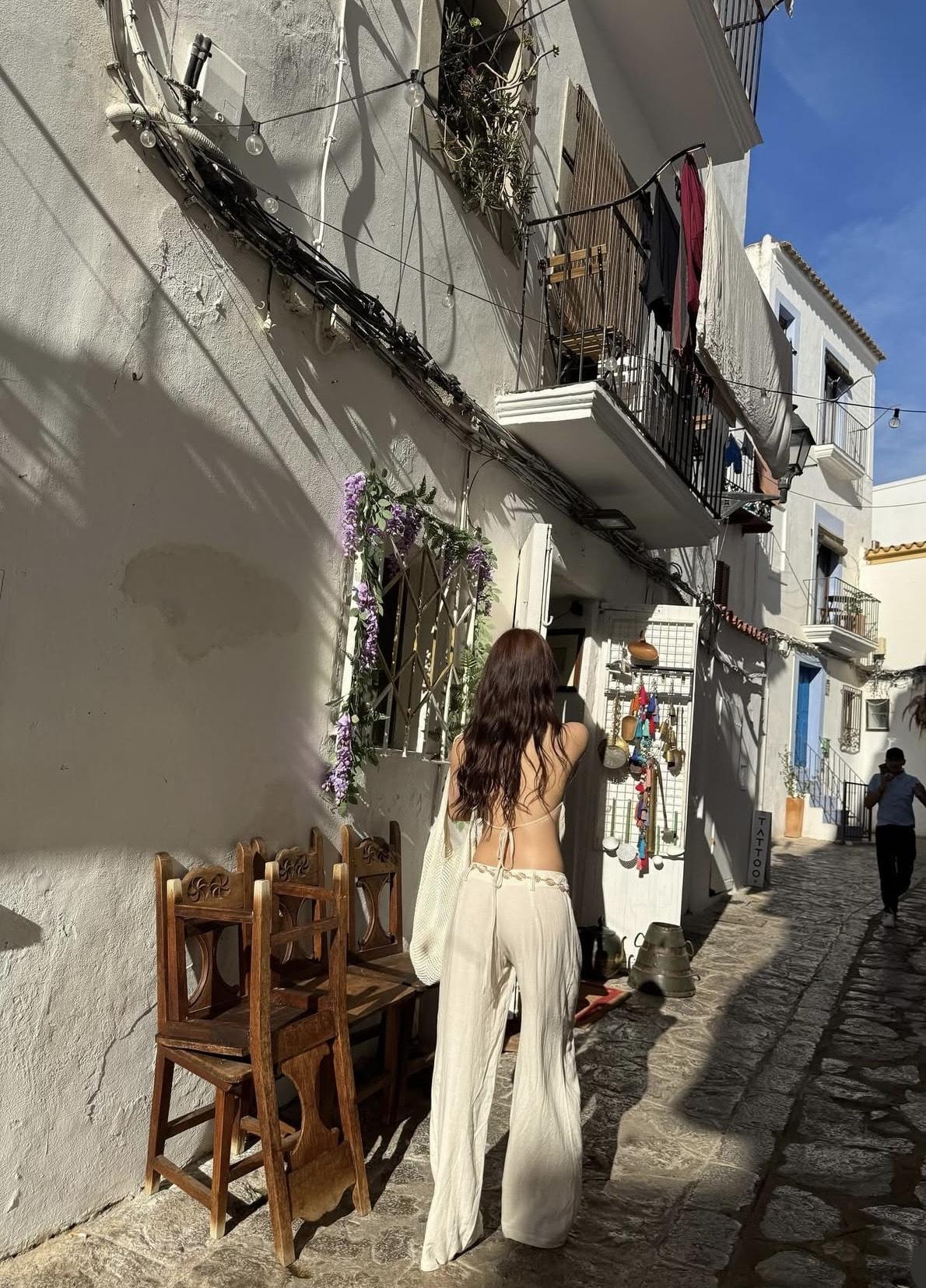 陳靜下身薄薄的長褲,亦盡顯其極翹美臀。