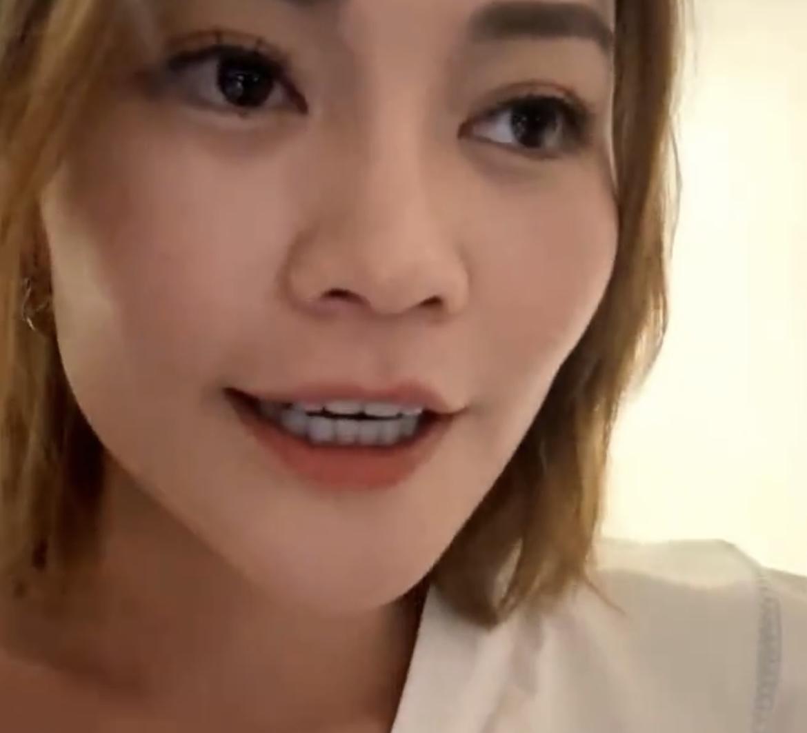 關嘉敏為細John護航。