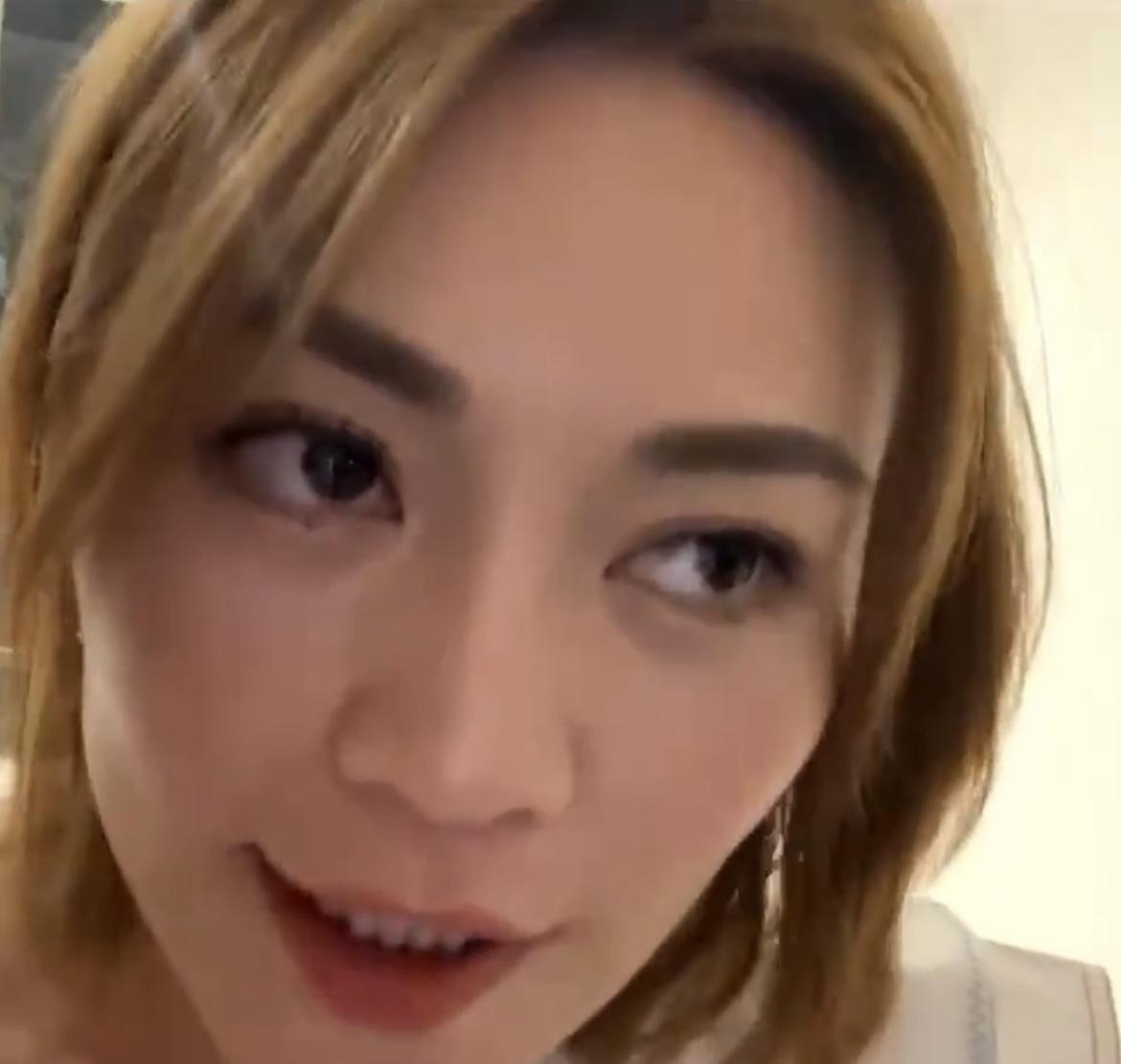 關嘉敏為細John護航。