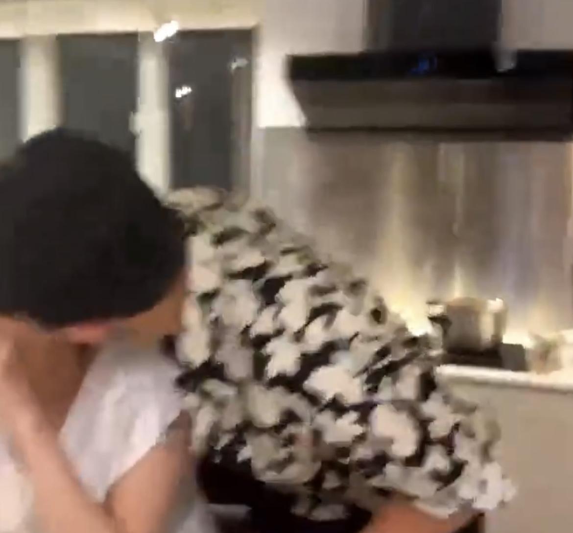 關嘉敏獲Matthew送吻。