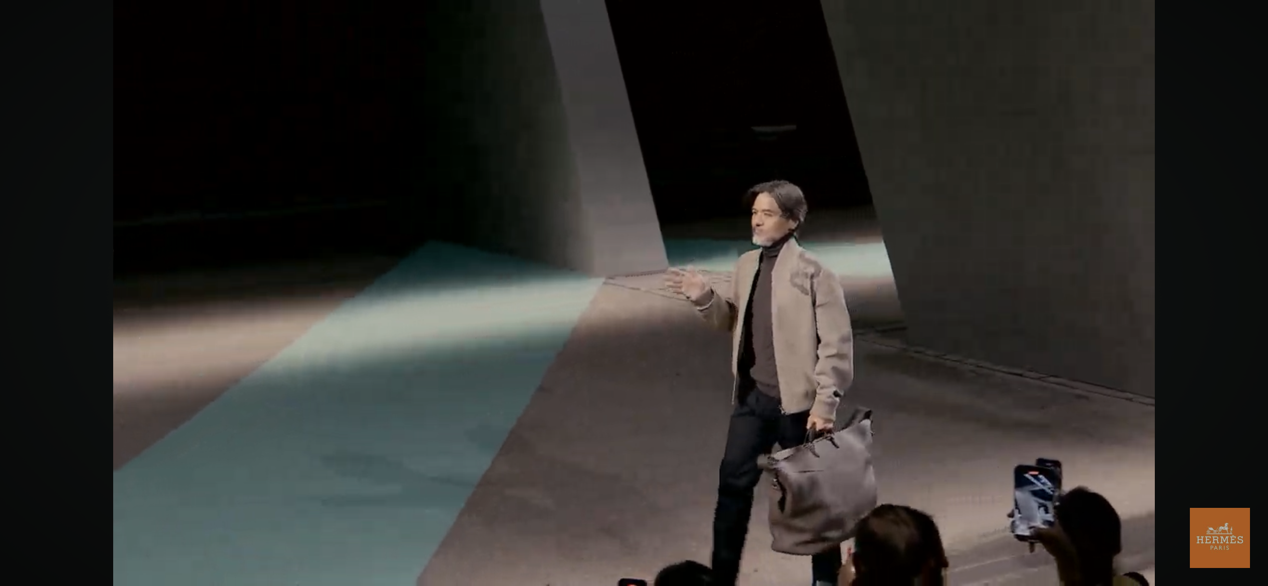 馮德倫擔任模特兒。