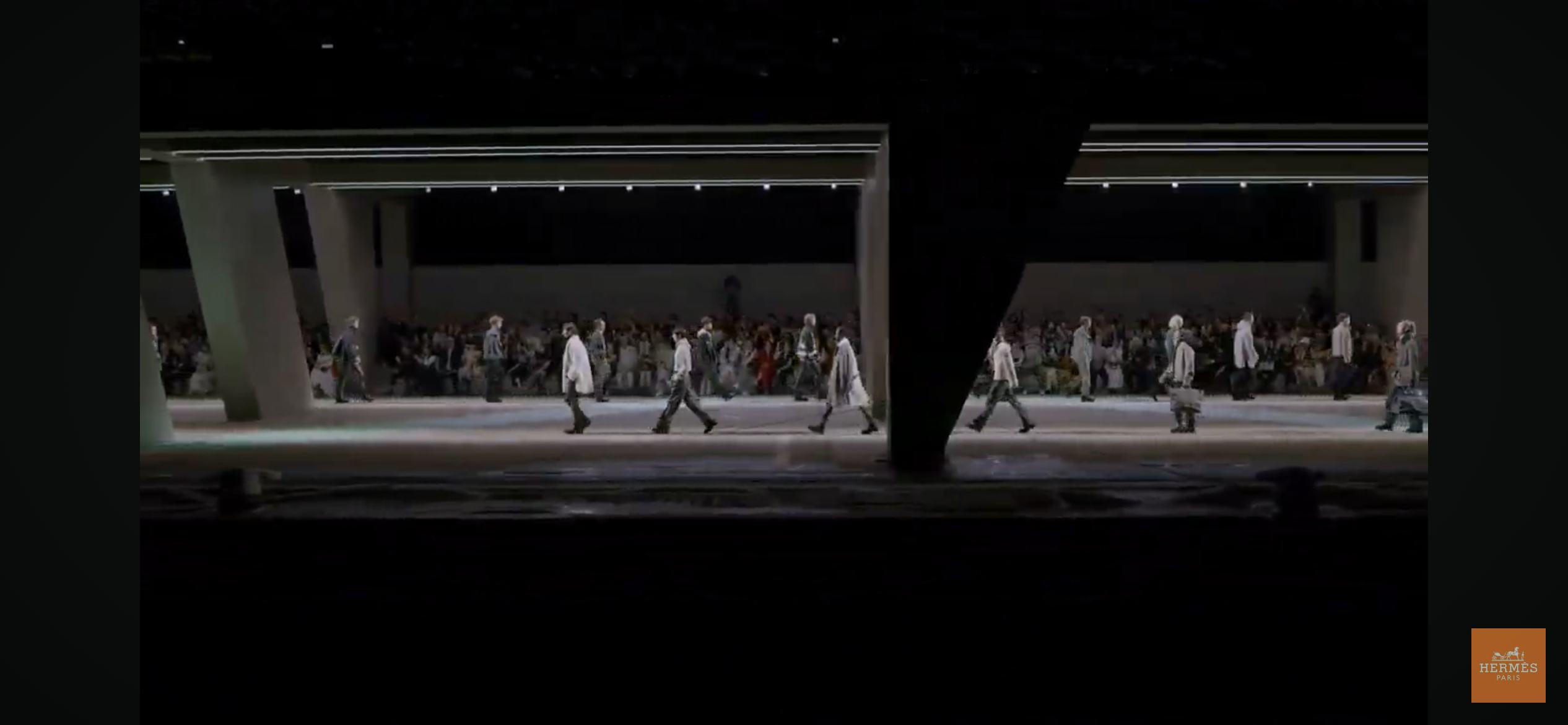 馮德倫擔任模特兒。