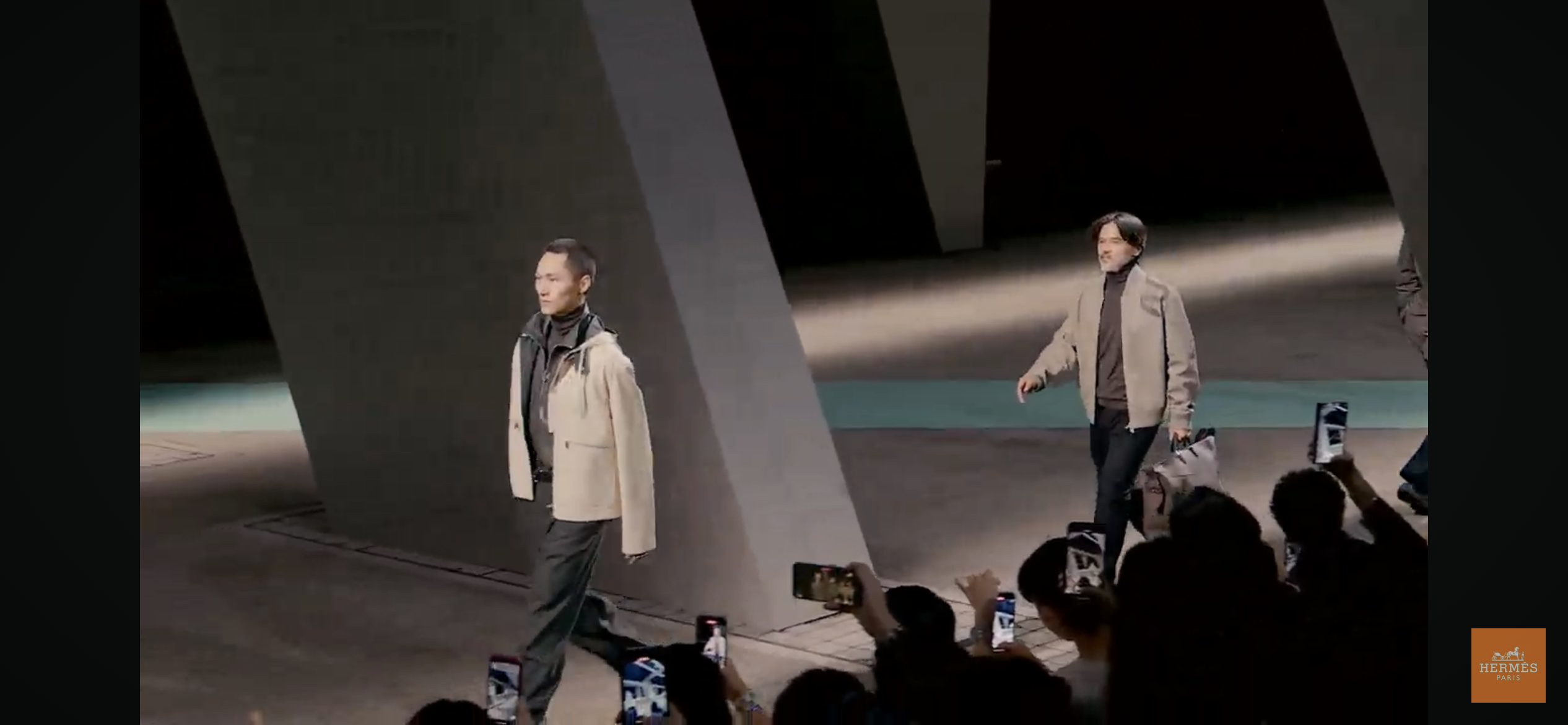 馮德倫擔任模特兒。