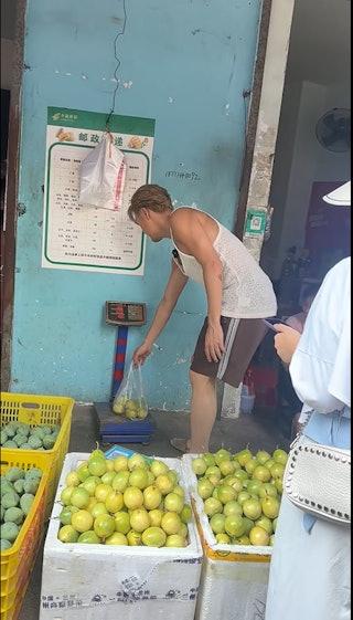 吳克群被直擊廣西擺攤賣水果。