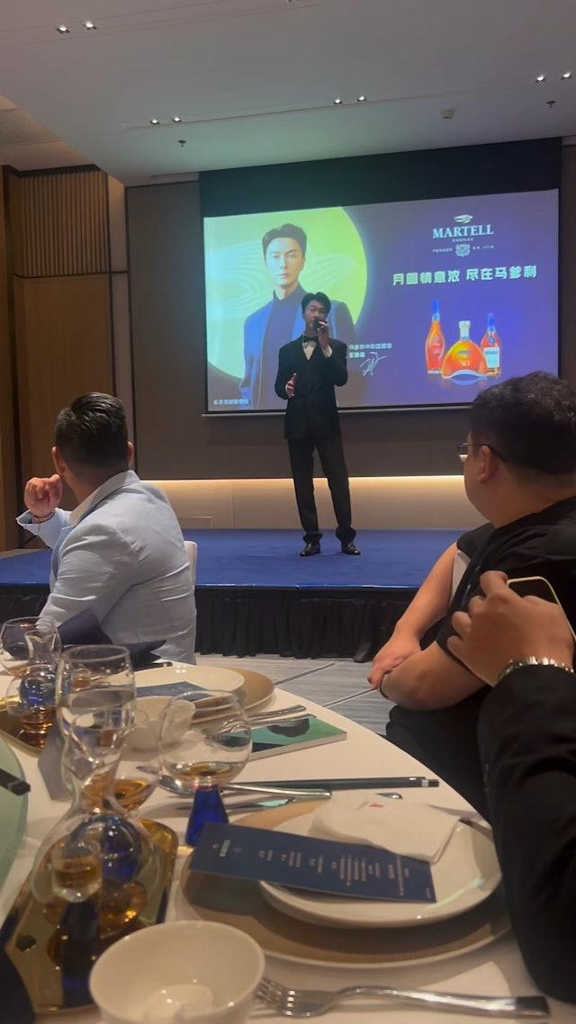 王浩信當天身穿西裝現身酒會獻唱鄭伊健金曲《甘心替代你》