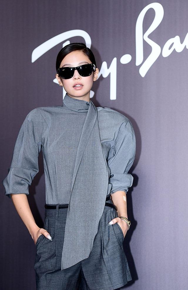 身上載著CHANEL Première Galon系統腕表,及Coco Crush系列戒指的Jennie,貫徹其「人間香奈兒」美名。