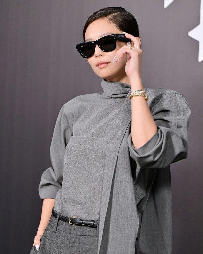 身上載著CHANEL Première Galon系統腕表,及Coco Crush系列戒指的Jennie,貫徹其「人間香奈兒」美名。