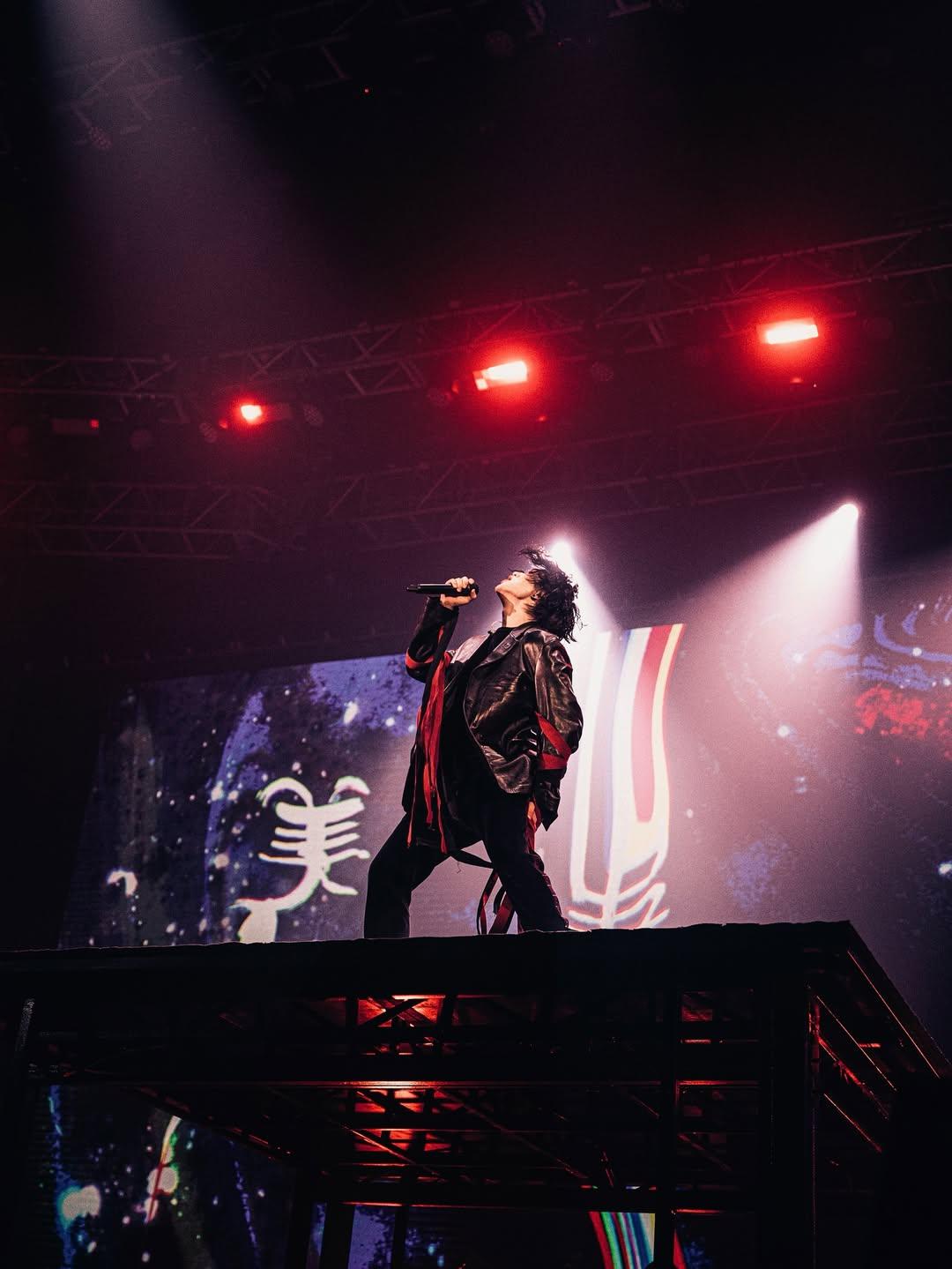 柳應廷Jer在IG分享在MIRROR演唱會唱《狂人日記》的照片。