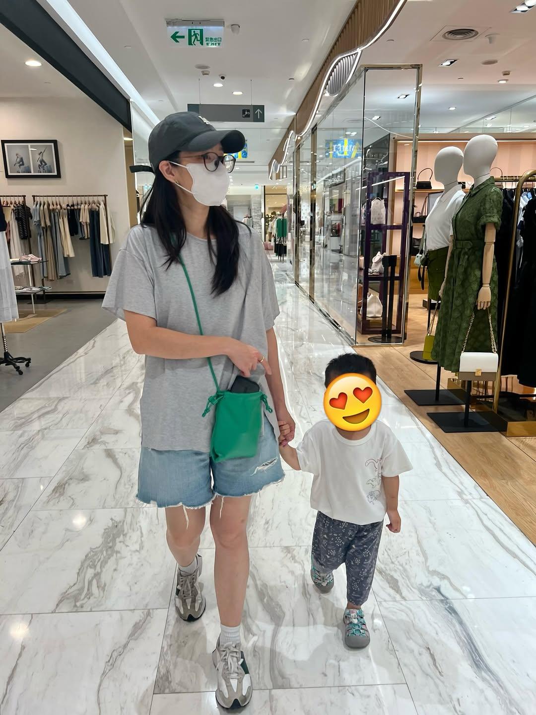 零負評女神Kelly Yang近日上載與孩子日常生活照。