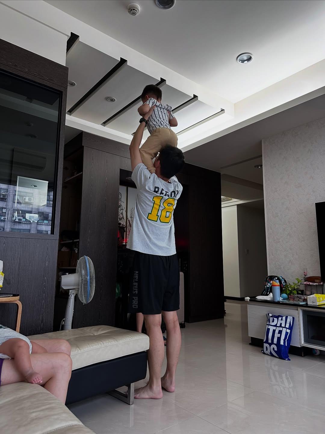 零負評女神Kelly Yang近日上載與孩子日常生活照。