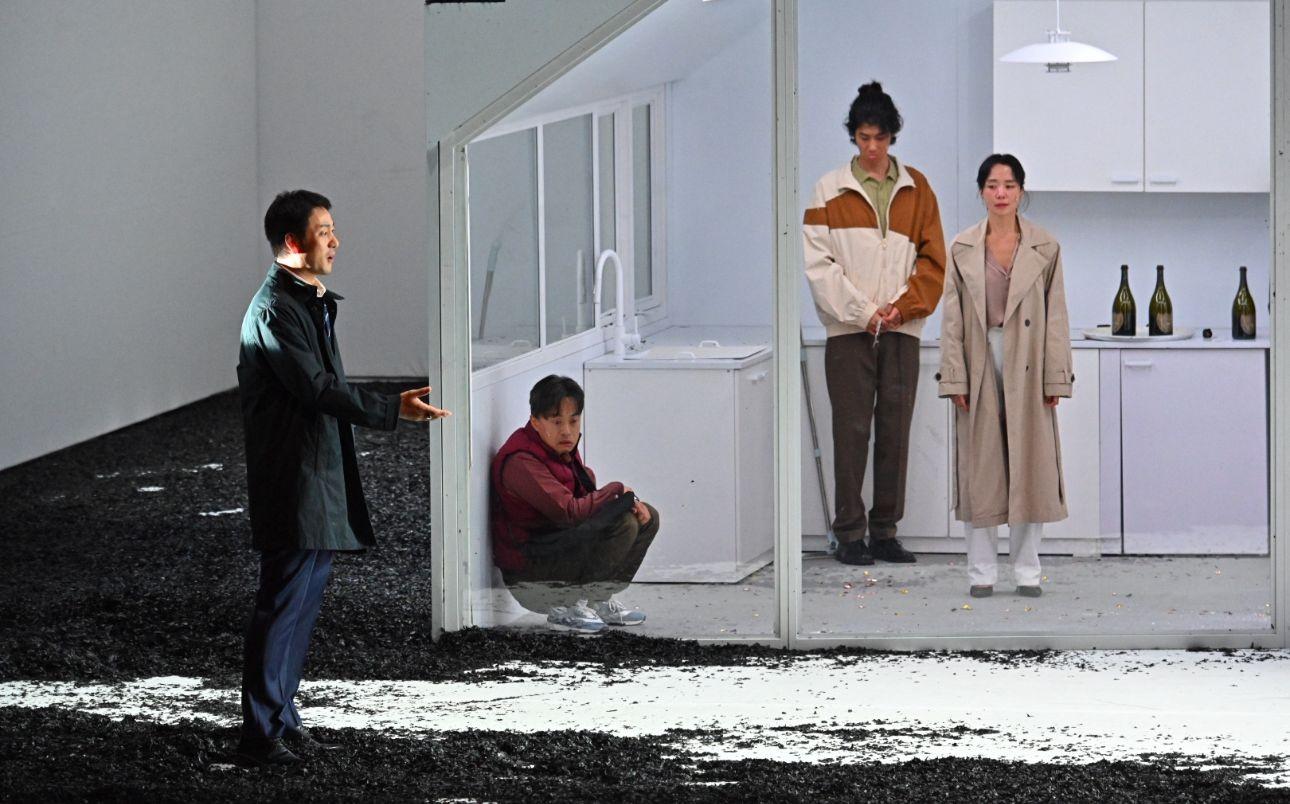 韓國巨星炮製《櫻桃園》,呈現華麗又脆弱的玻璃人生。(作者提供)