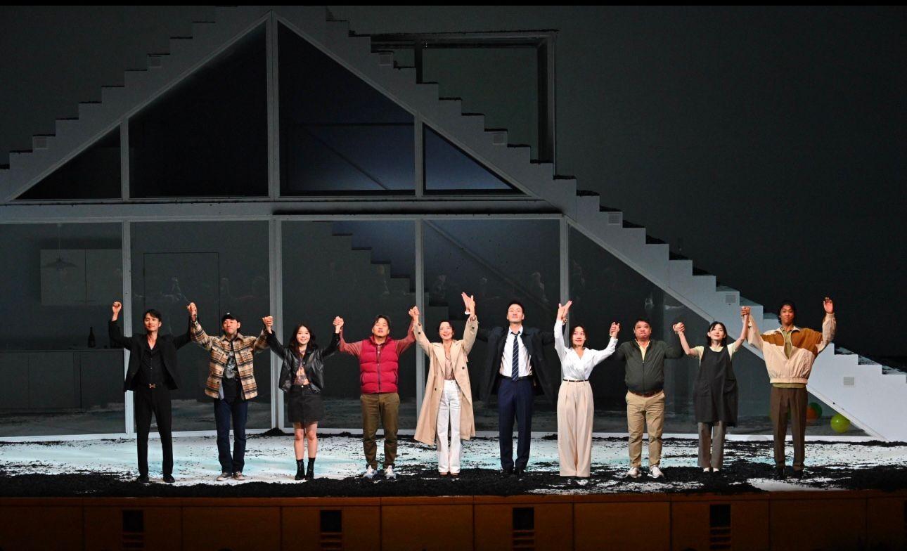 韓國巨星炮製《櫻桃園》,呈現華麗又脆弱的玻璃人生。(作者提供)