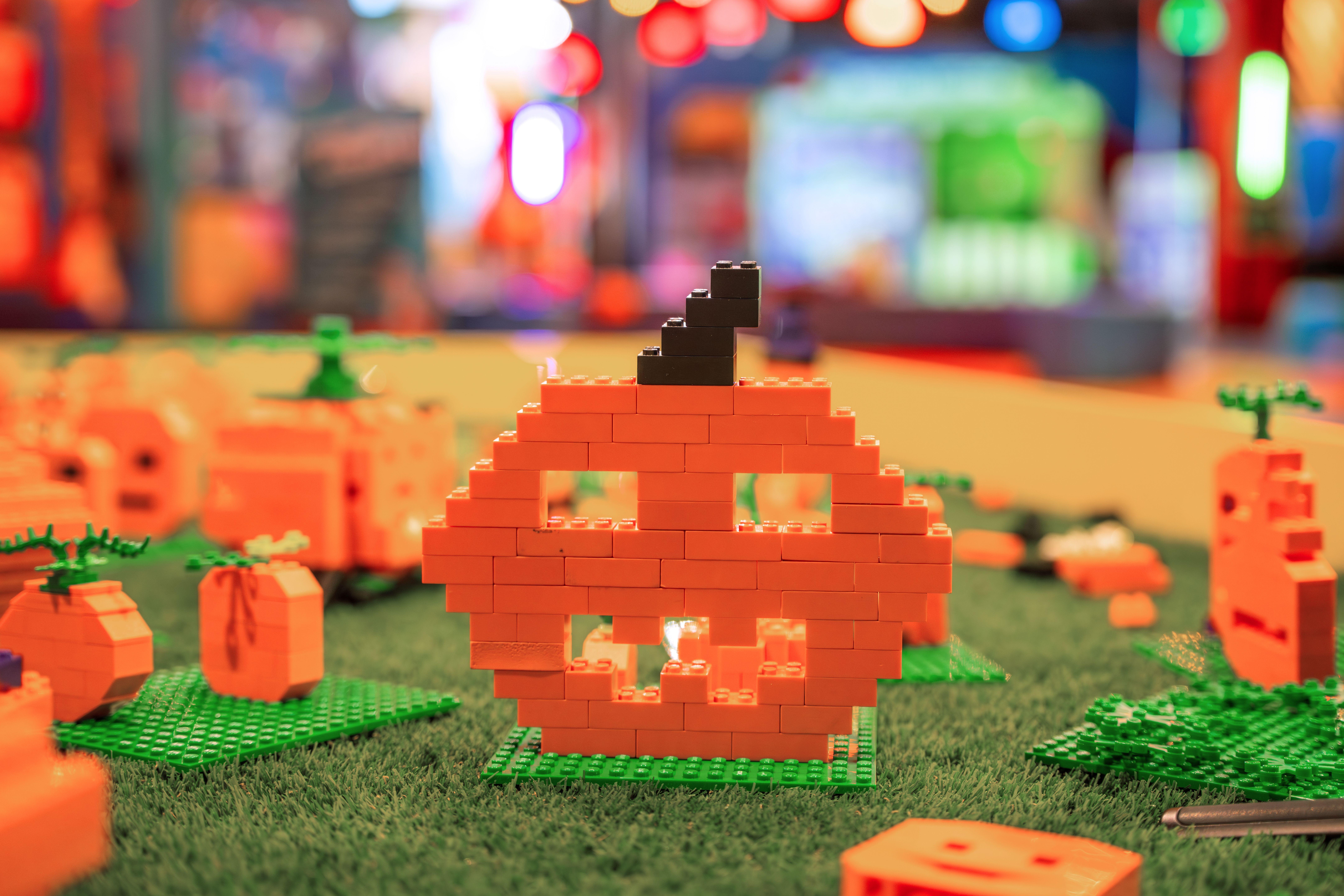 「創作南瓜樂園」任務中,玩家可砌出萬聖節標誌之一的南瓜樂高