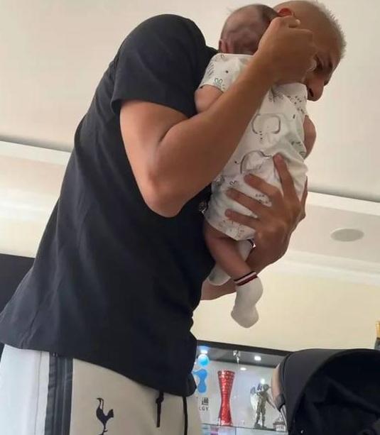 在李察利臣女友的影片見到獎盃被放在家中。(IG)