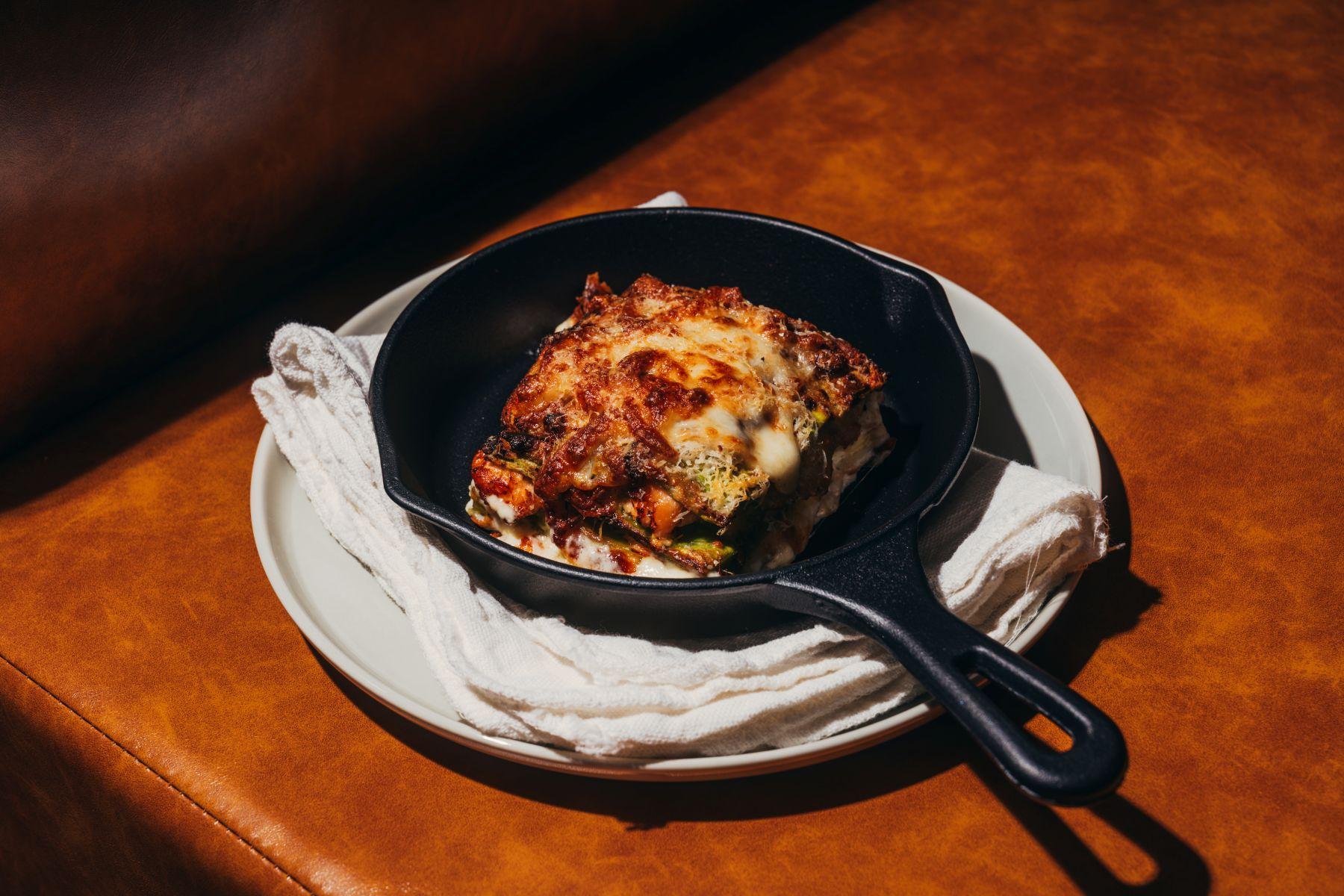 北海道三文魚菠菜千層麵($178),精選北海道三文魚、磨菇與西京味噌蛋黃醬,口感綿滑輕盈。