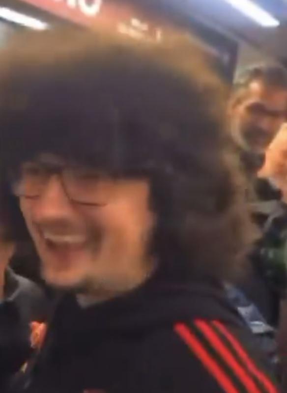 曼聯死忠把「髮哥」Frank Ilett入場欣賞曼聯對車路士時遇襲。(影片截圖)