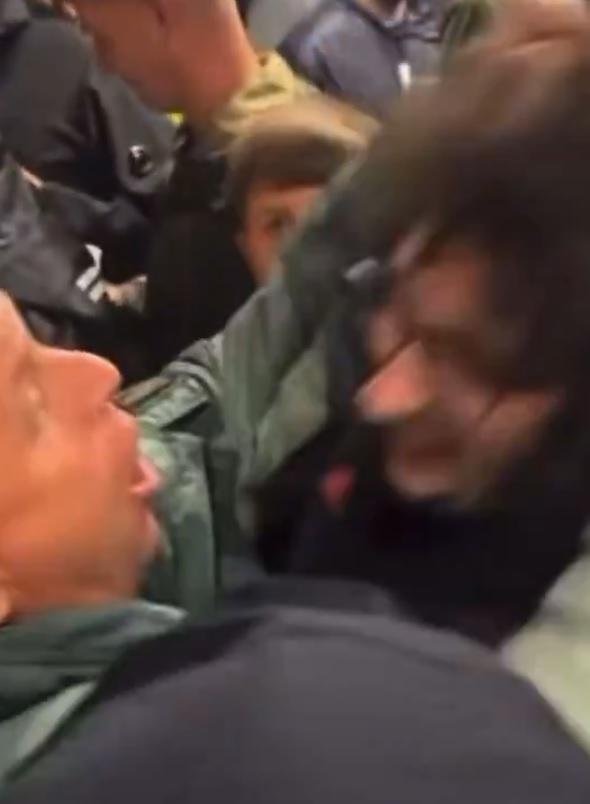 一名男子抓住曼聯死忠把「髮哥」Frank Ilett的頭髮,初時「髮哥」仍有笑容。(影片截圖)