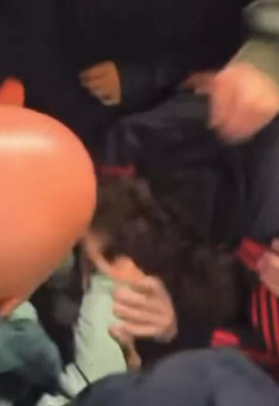 一名男子襲擊曼聯死忠把「髮哥」Frank Ilett,推動在地上。(影片截圖)