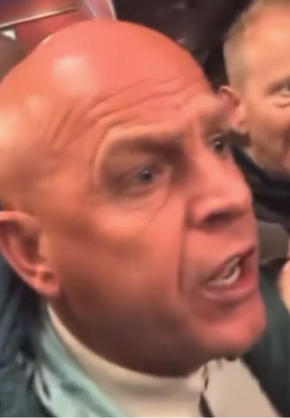 一名男子襲擊曼聯死忠「髮哥」Frank Ilett後,破口大鬧。(影片截圖)
