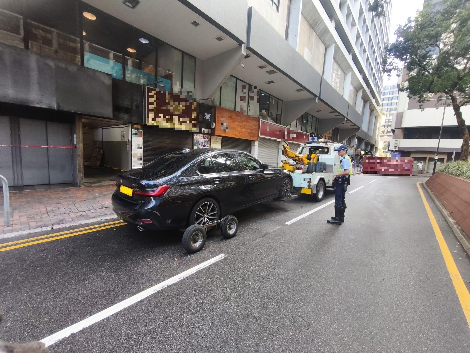 警油尖打擊違泊單日發943張牛肉乾,31歲男涉多罪被捕。(警方圖片)