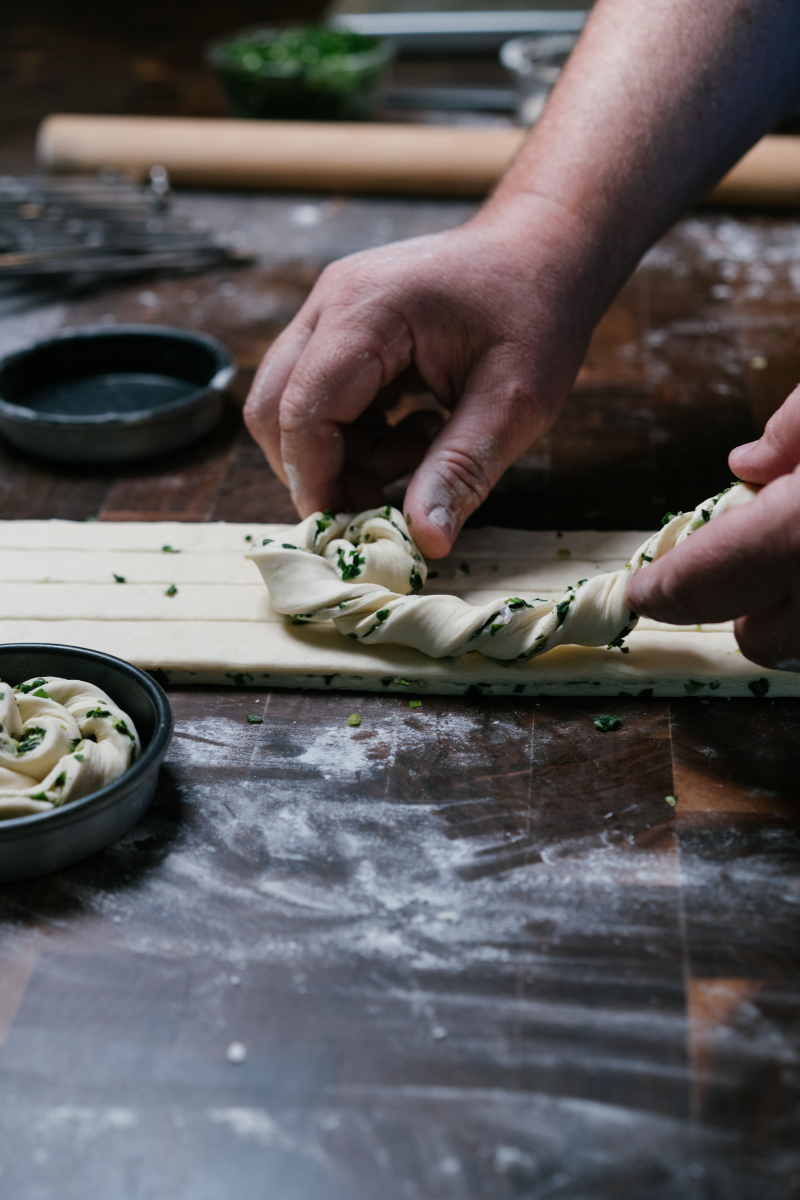 丹麥卷麵團以牛油反覆摺疊後,加入蔥花、四川花椒和辣椒製成。