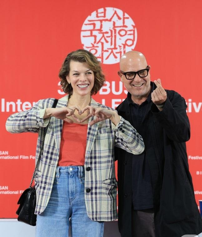 美娜祖華維茲與製作人Adrian Grunberg,一起出席活動。