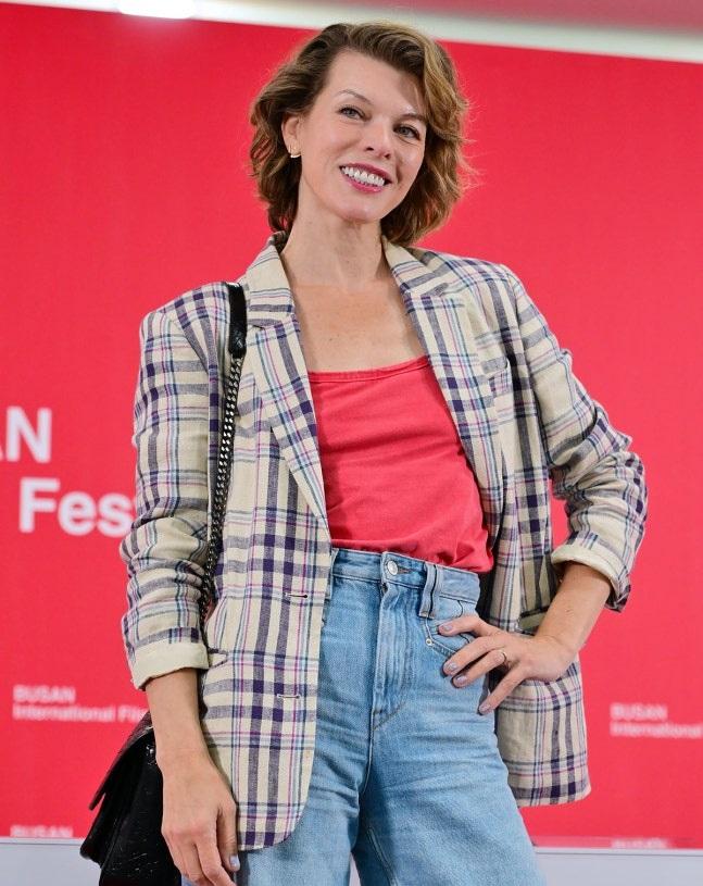 美娜祖華維茲因為陪女兒,自稱《Kpop 獵魔女團》fans。