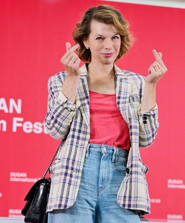 在新片《Midnight 》中的角色,與美娜祖華維茲的背景非常相似。