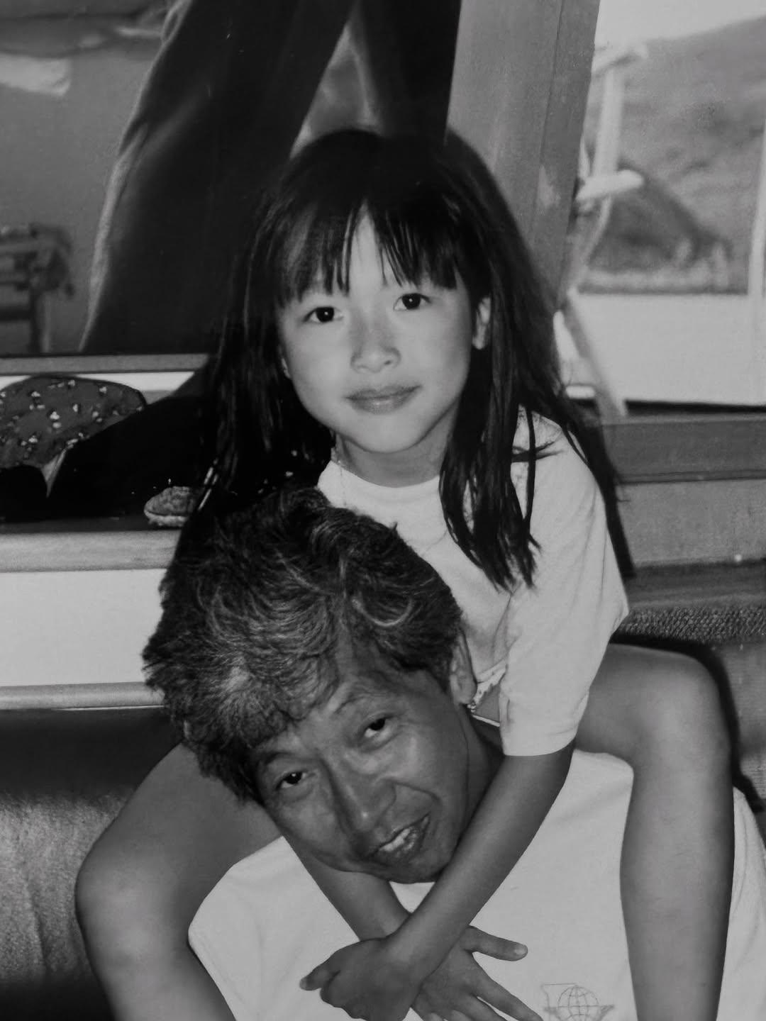 葉巧琳於9月中在社交平台公布父親離世,分享兒時與父親的合照。(IG@Mischaip)