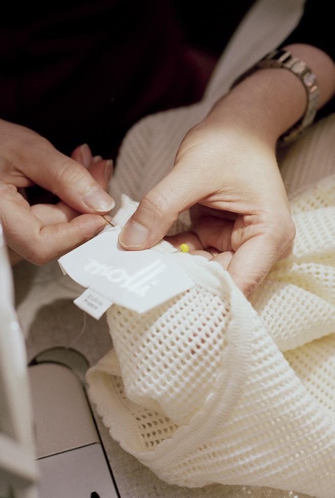 Molli所有單品皆選用意大利頂級紗線,並以耐用與柔軟度兼備的手法精心編織而成。