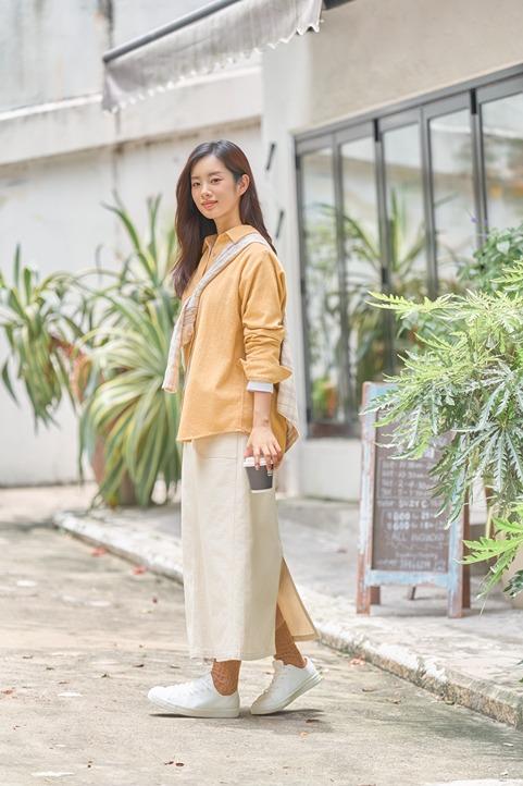 棉質雙面磨毛法蘭絨長袖裇衫$188、棉混平織圓領長袖T裇 $78、棉質洗水人字紋工裝直筒半身裙 $288