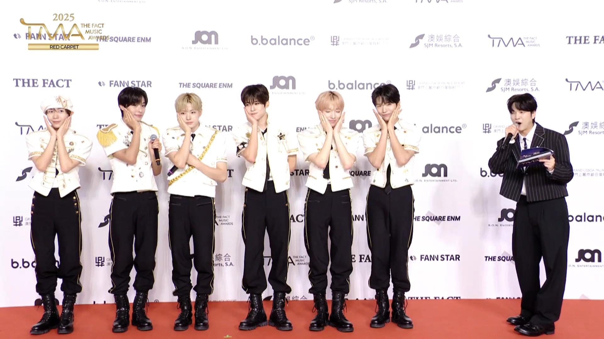 NCT WISH現身澳門出席《2025 The Fact Music Awards》行紅地氈。(直播截圖)