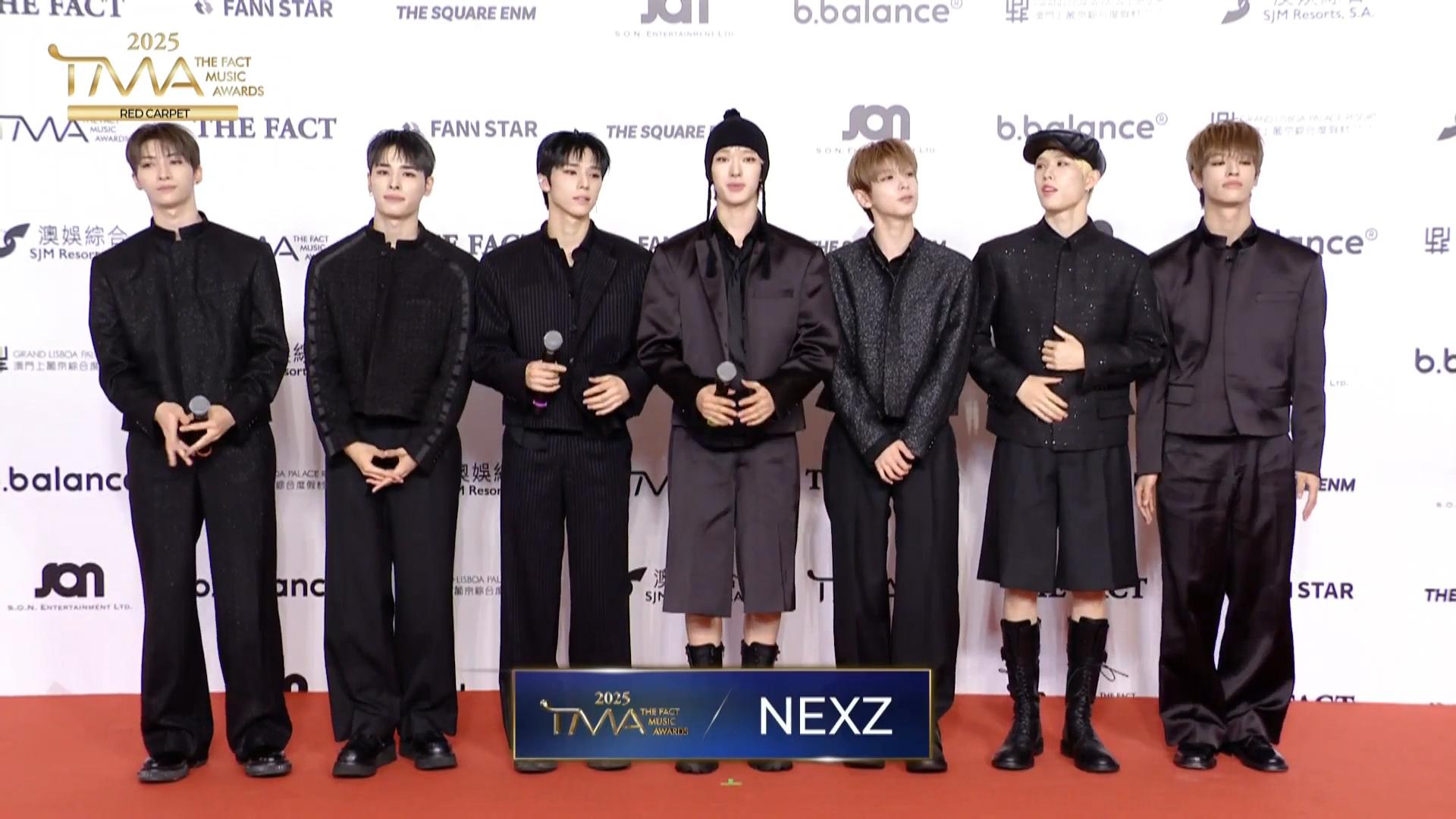 NEXZ現身澳門出席《2025 The Fact Music Awards》行紅地氈。(直播截圖)