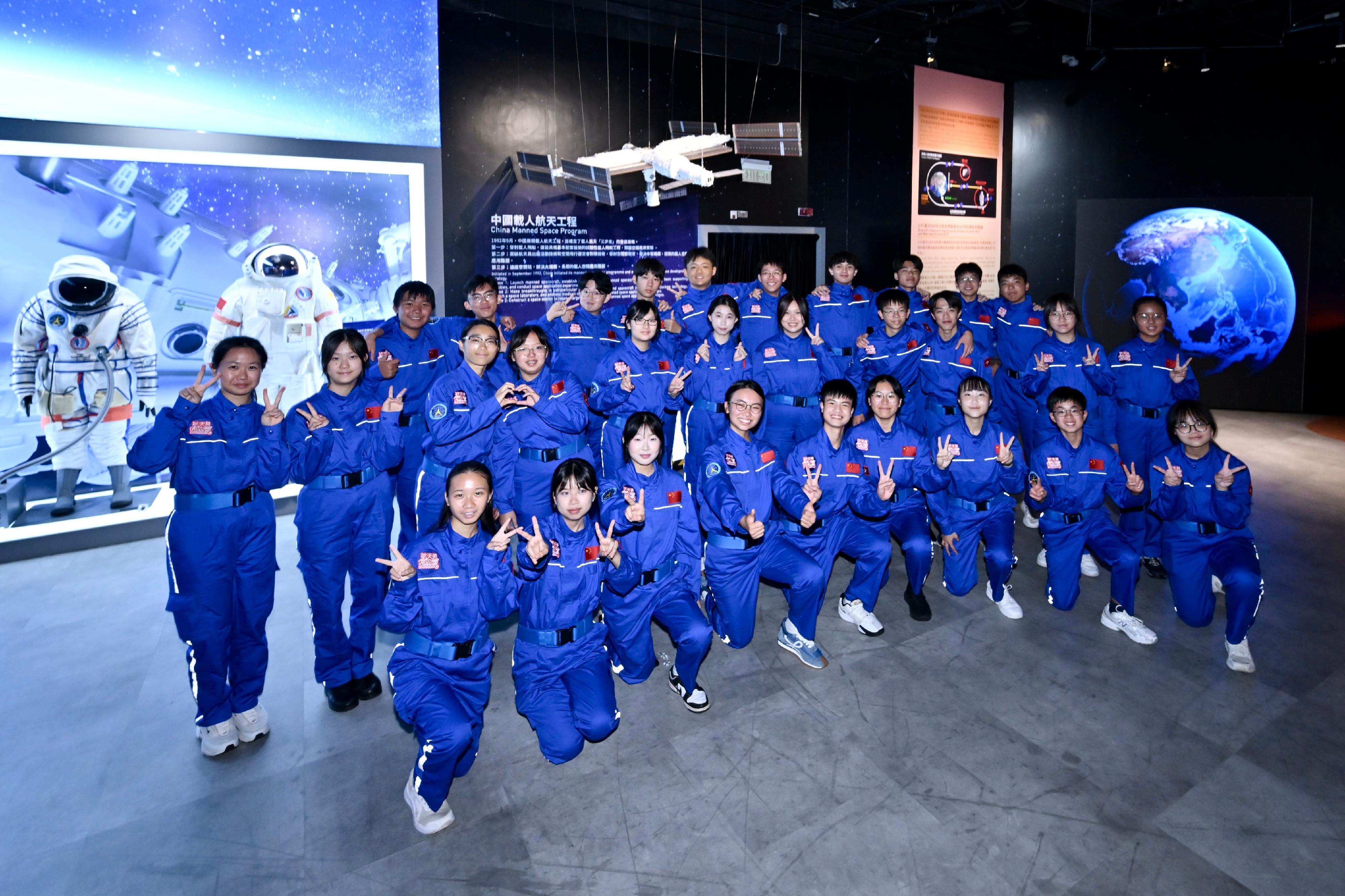 30名參加了「少年太空人體驗營2025」的學生,早前赴北京、酒泉、西安等地完成為期九日的訓練。(政府新聞網)