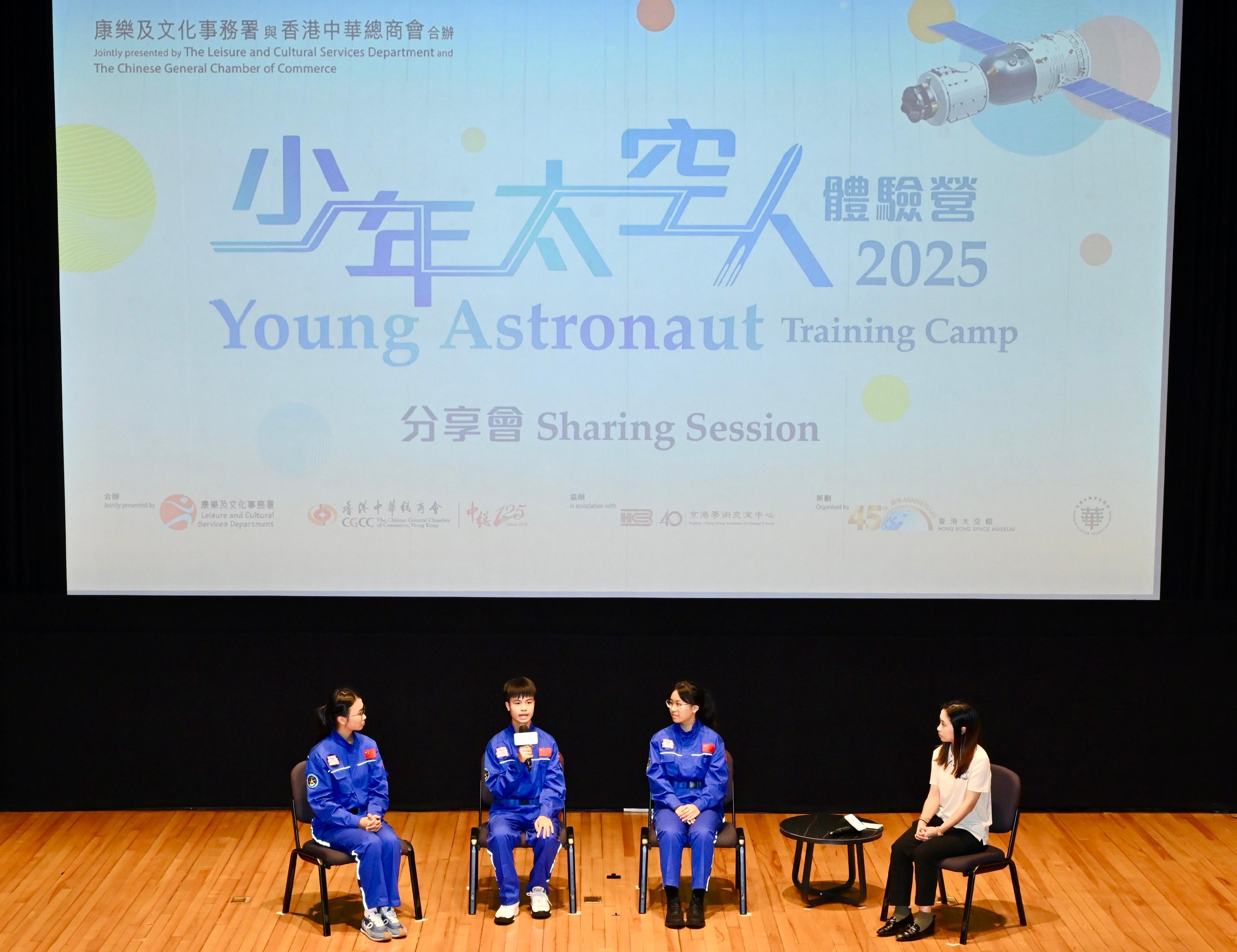 3名學員代表獲選為「最佳表現營員」。(政府新聞網)