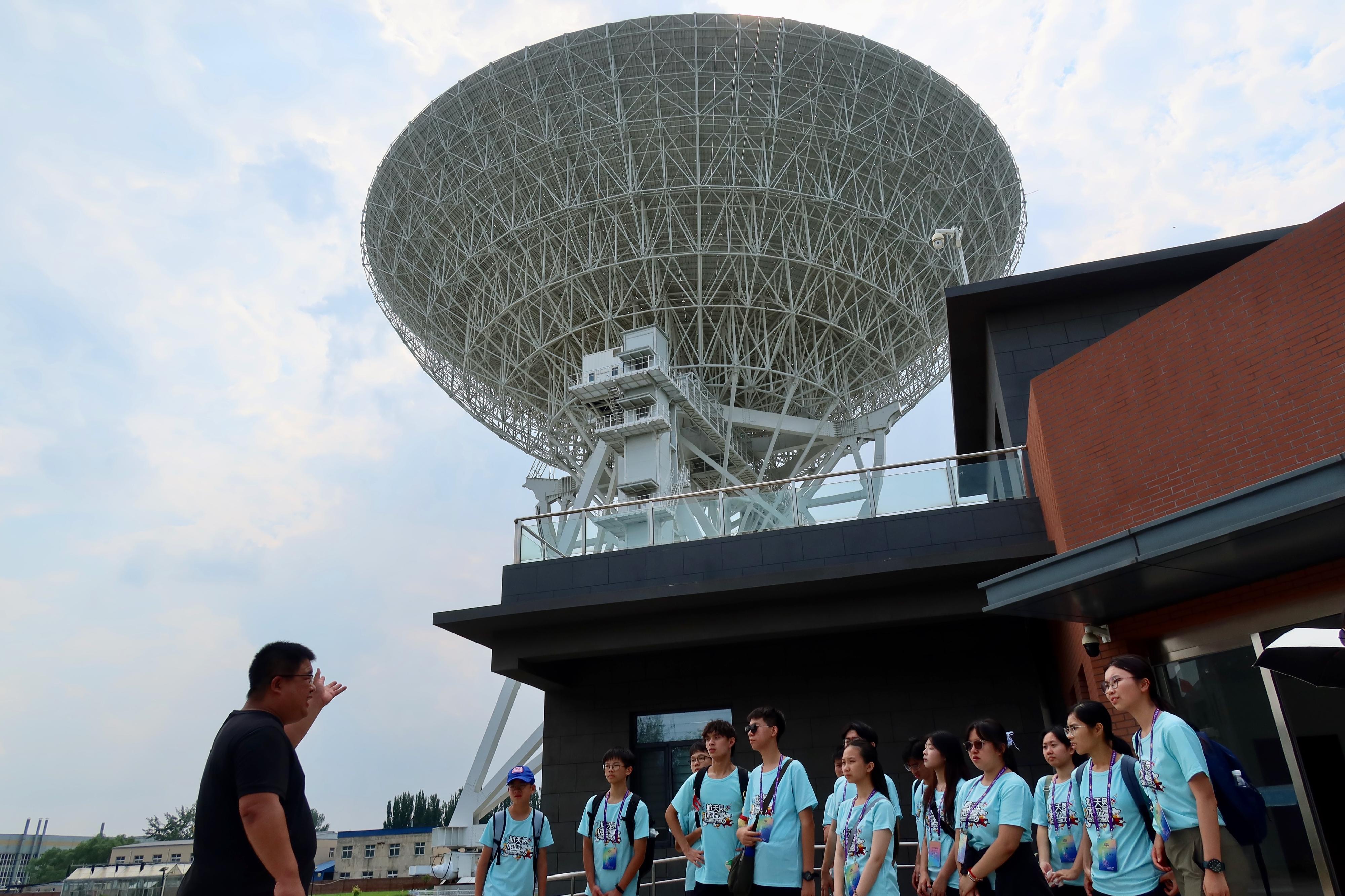 30名參加了「少年太空人體驗營2025」的學生,早前赴北京、酒泉、西安等地完成為期九日的訓練。(政府新聞網)