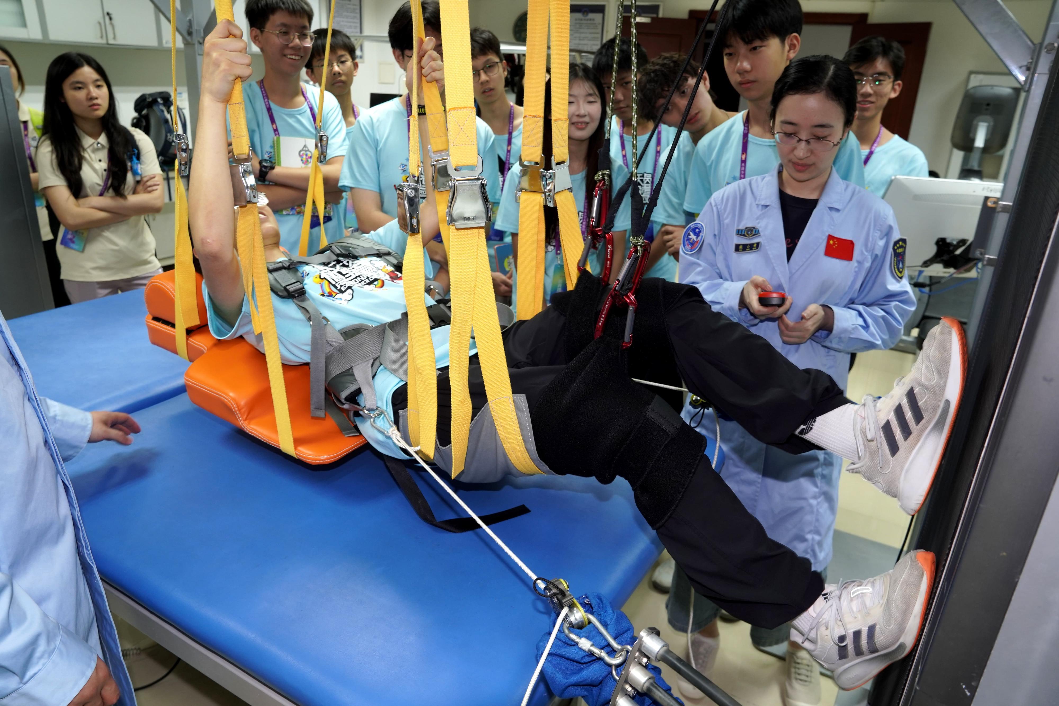 30名參加了「少年太空人體驗營2025」的學生,早前赴北京、酒泉、西安等地完成為期九日的訓練。(政府新聞網)