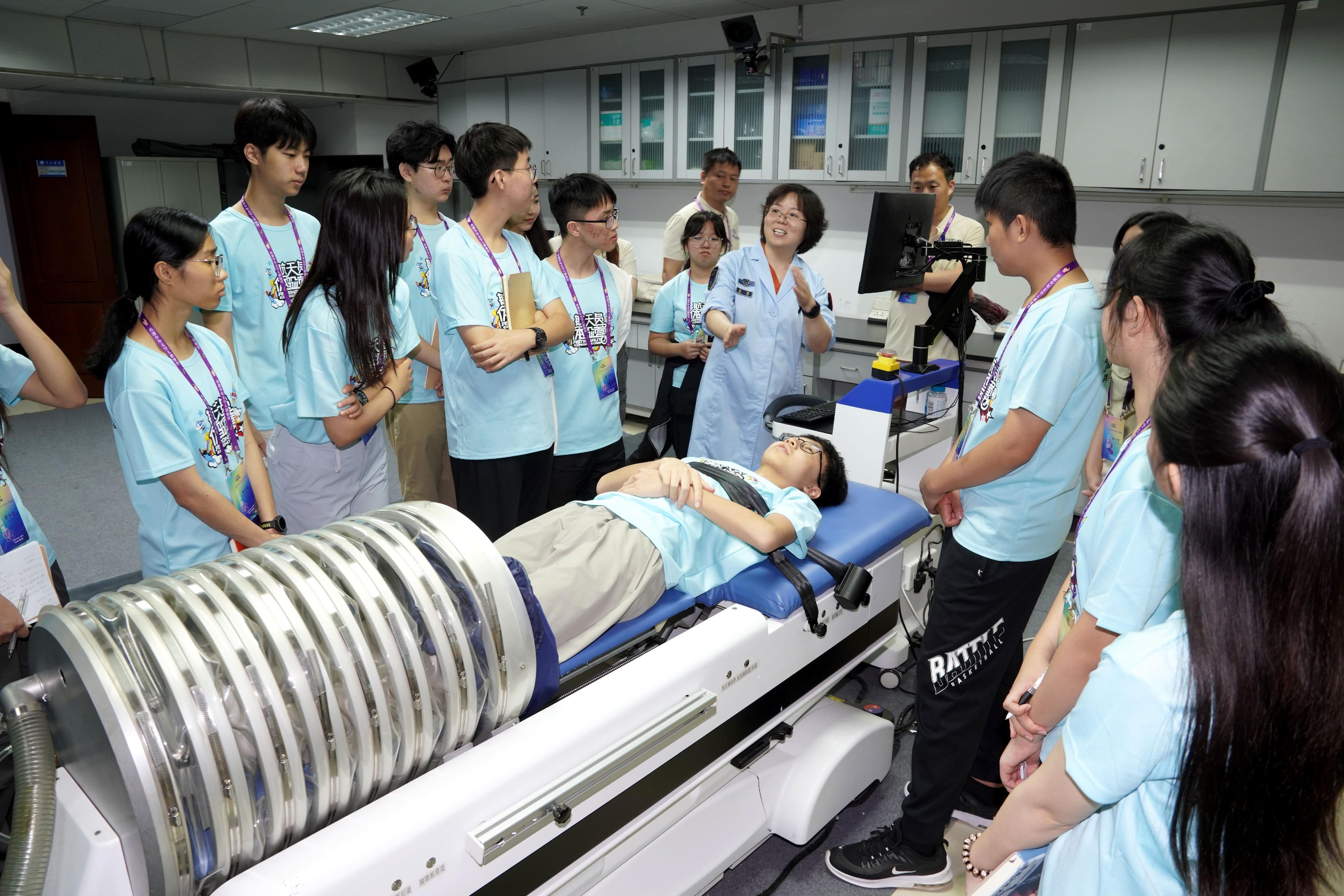 30名參加了「少年太空人體驗營2025」的學生,早前赴北京、酒泉、西安等地完成為期九日的訓練。(政府新聞網)