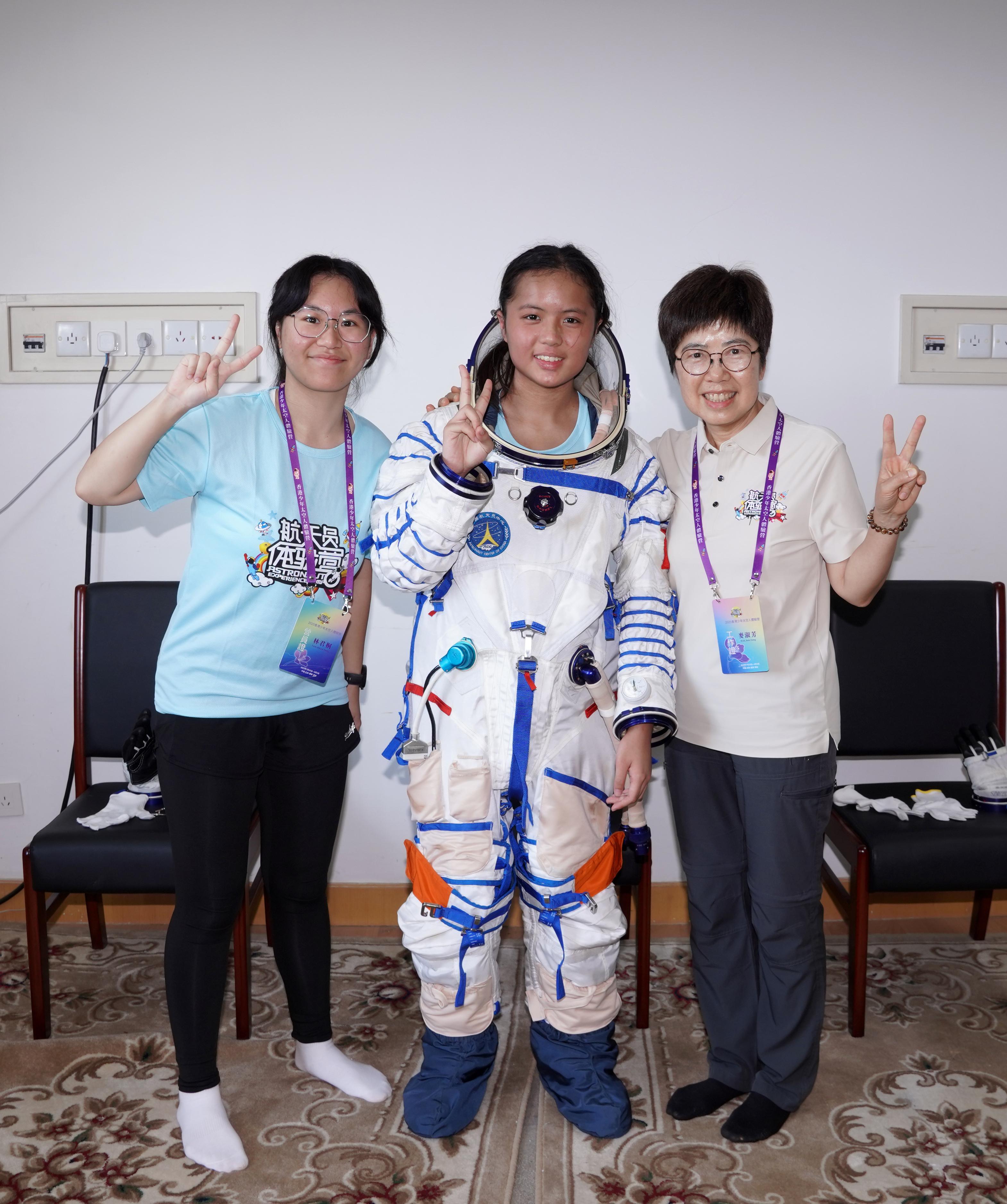 30名參加了「少年太空人體驗營2025」的學生,早前赴北京、酒泉、西安等地完成為期九日的訓練。(政府新聞網)