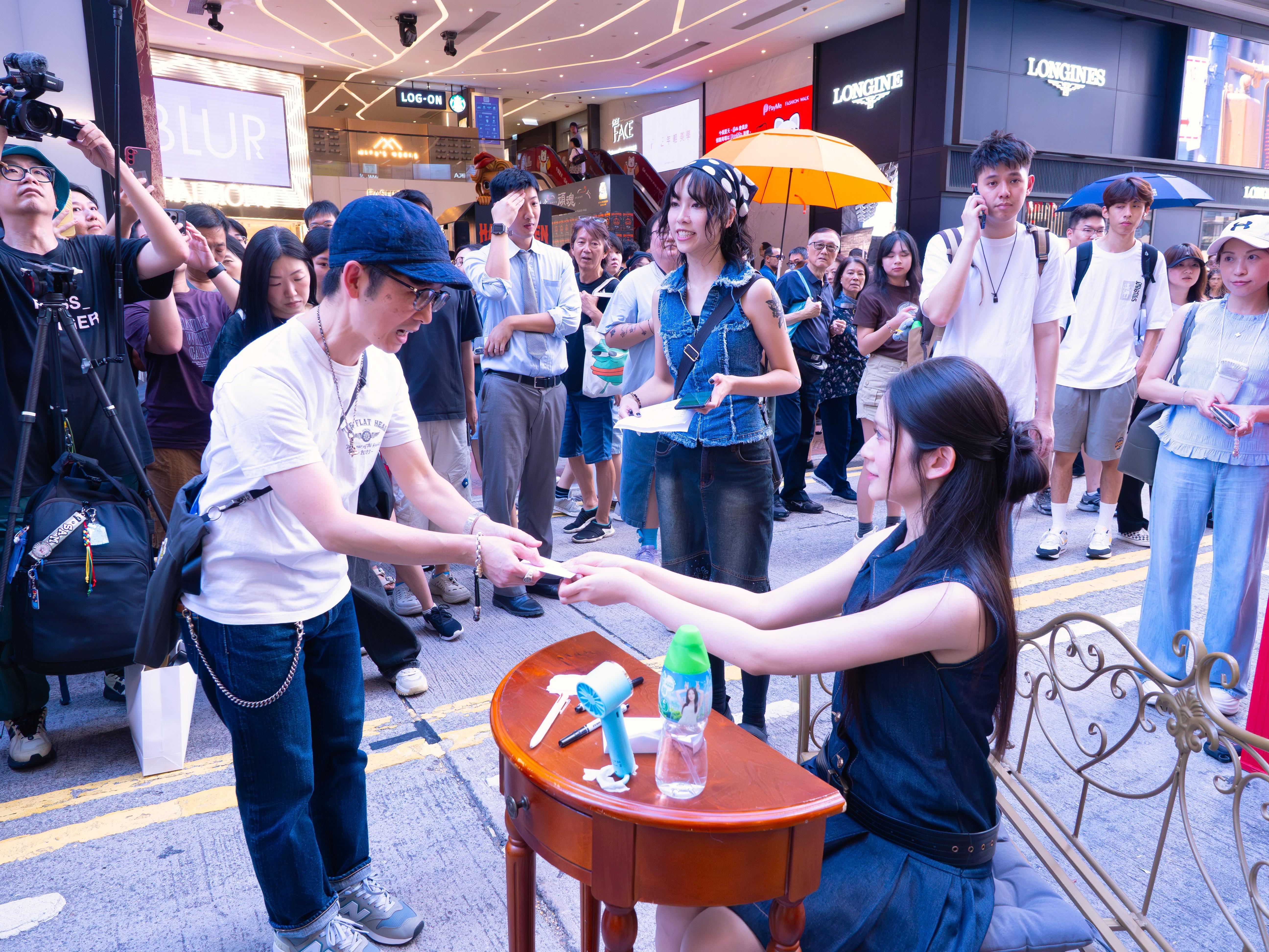 雲浩影宣傳新歌《你的損失》快閃鬧市做樹窿。