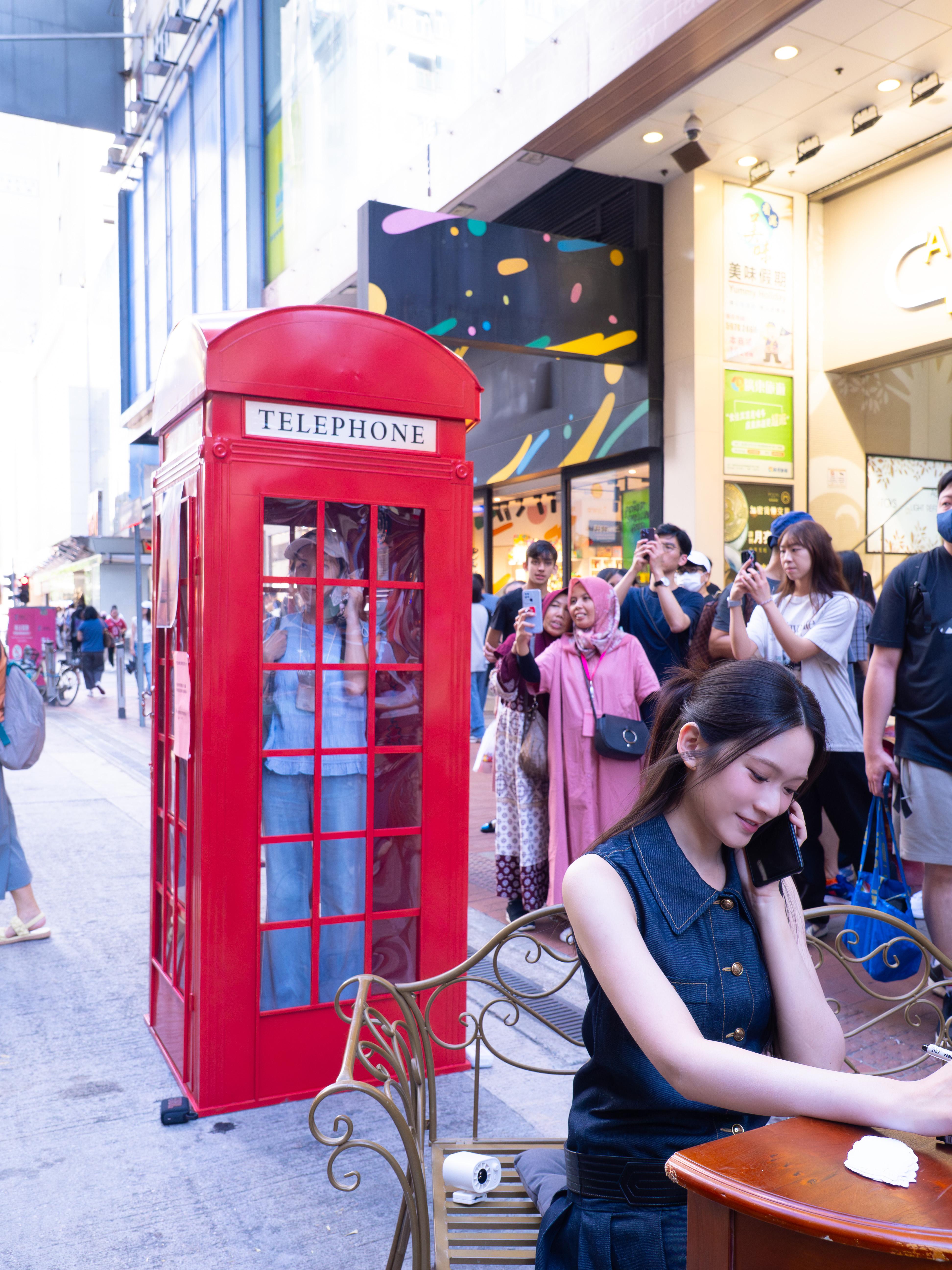 雲浩影宣傳新歌《你的損失》快閃鬧市做樹窿