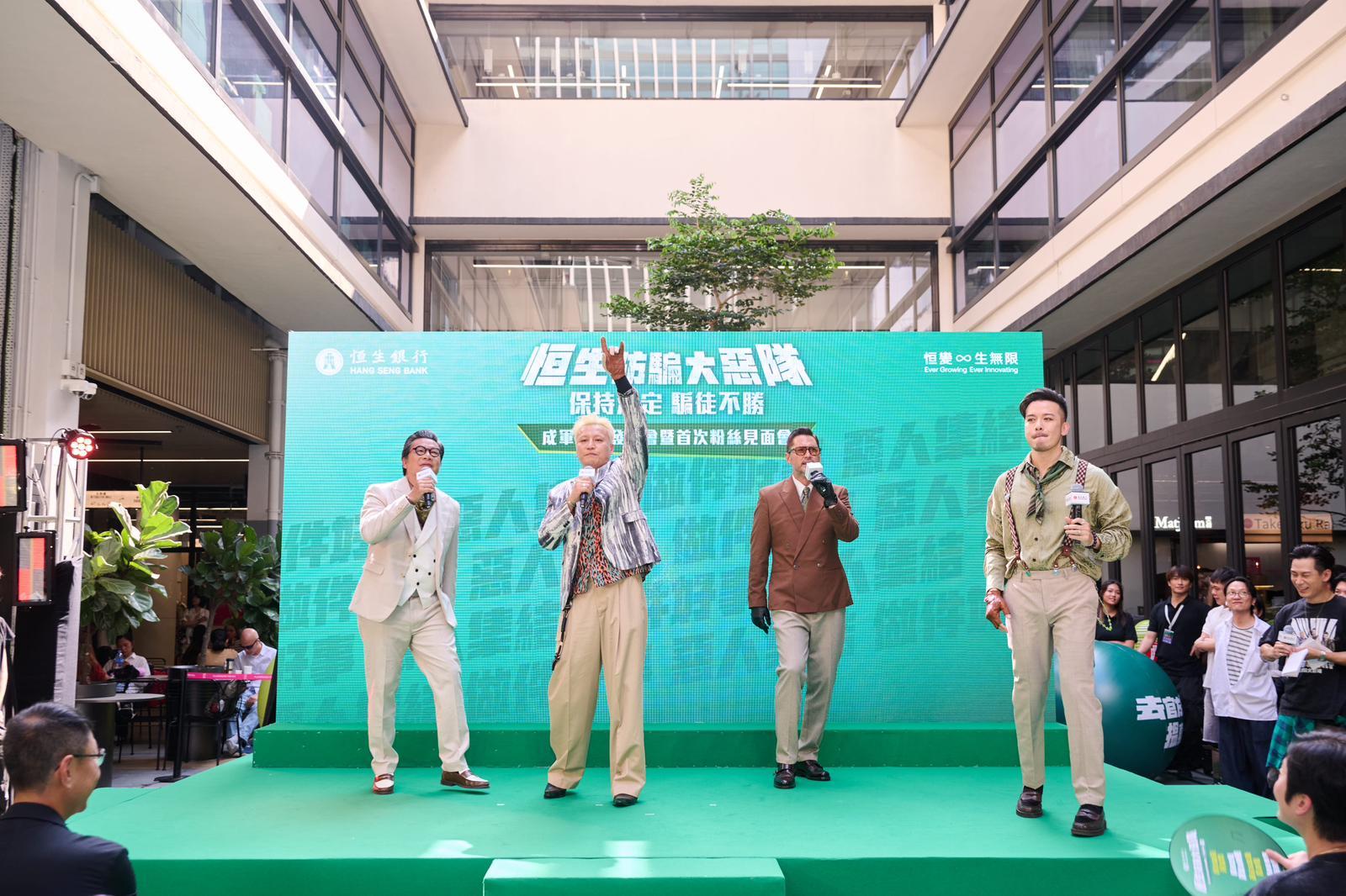 四人演唱改編廣東歌《騙徒不勝》。