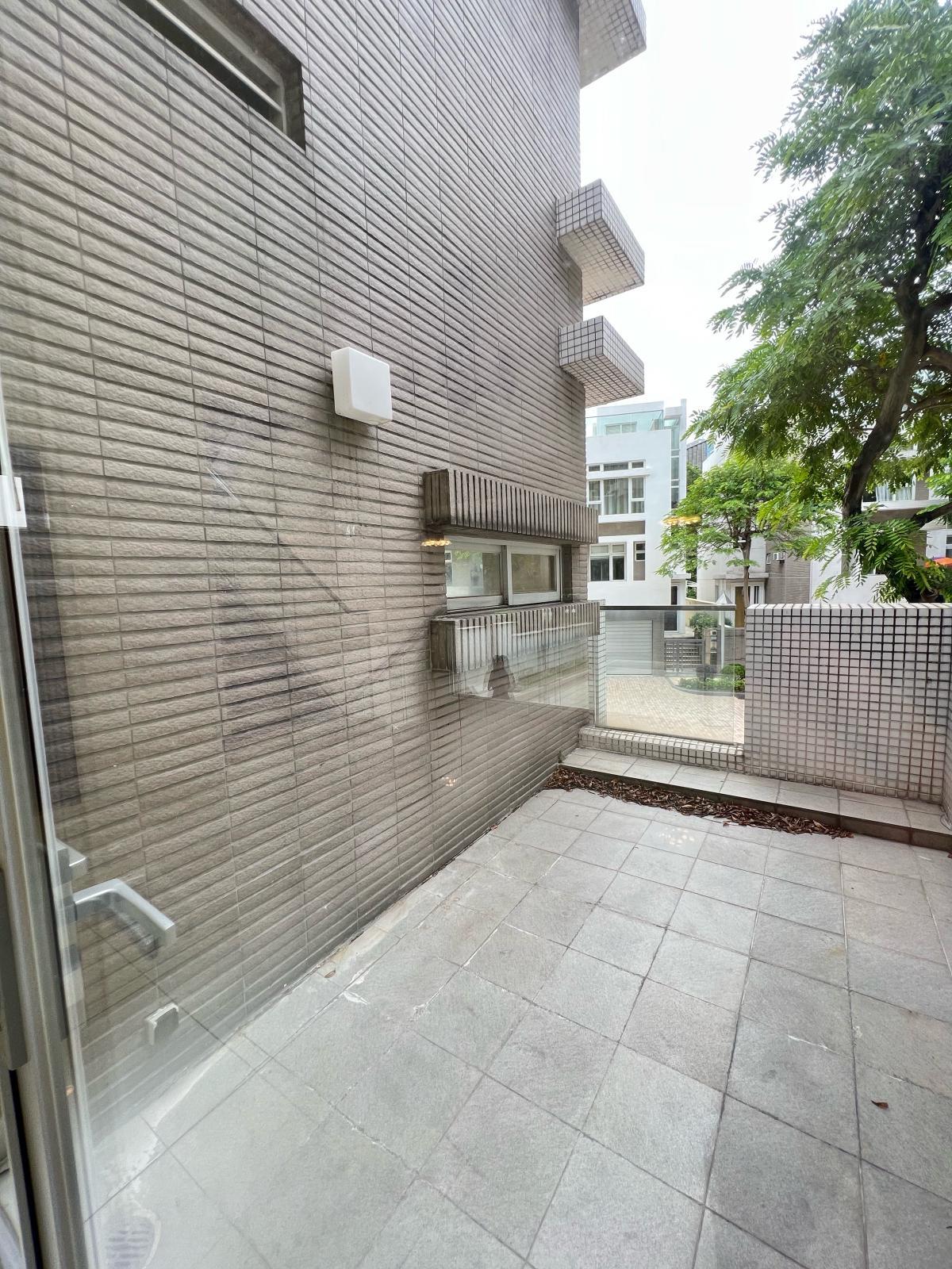 洋房設有前後自家花園。(代理提供)