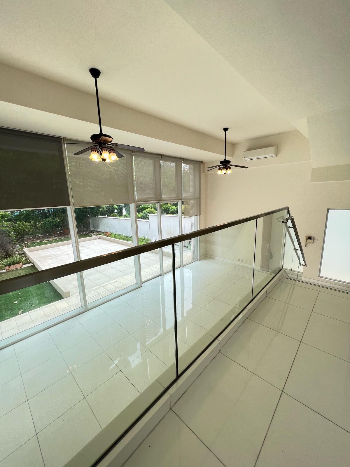 東涌藍天海岸2期水藍天雙號洋房,大廳以上下兩層作分隔,間隔鮮明。(代理提供)