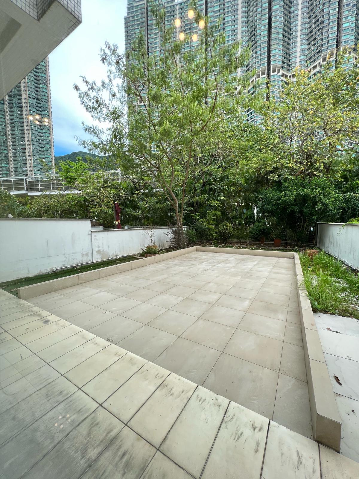 東涌藍天海岸2期水藍天雙號洋房沽出,物業設有前後花園。(代理提供)